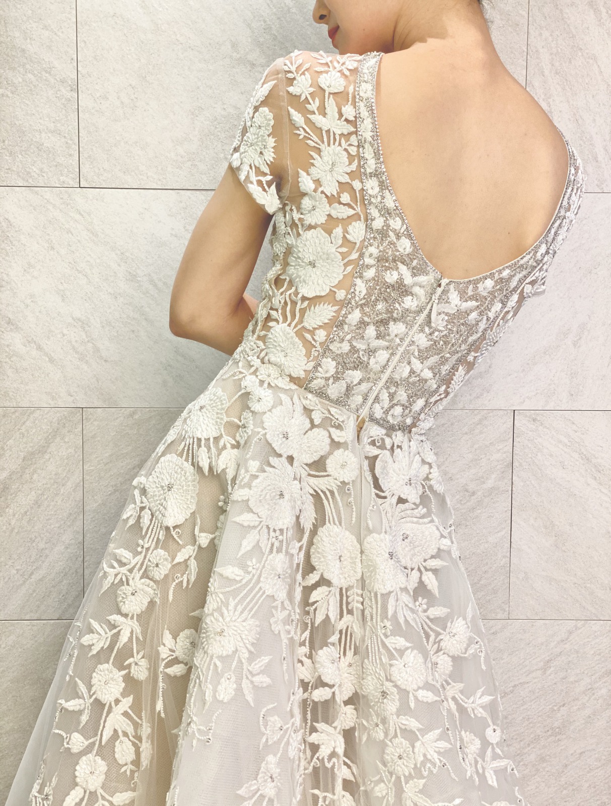 東京表参道のトリートドレッシングアディション店に新作入荷した、インポートで大人気リームアクラのウェディングドレスの振り向きショット。