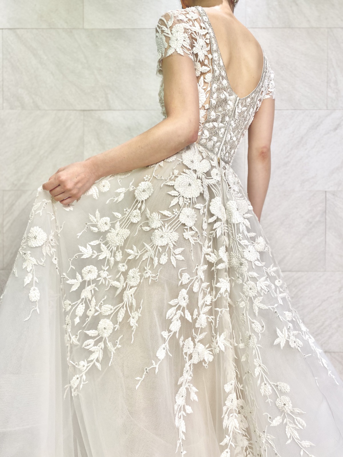 Aラインのシルエットが綺麗な新作ウェディングドレスはトリートドレッシングアディション店に入荷したリームアクラのウェディングドレス。