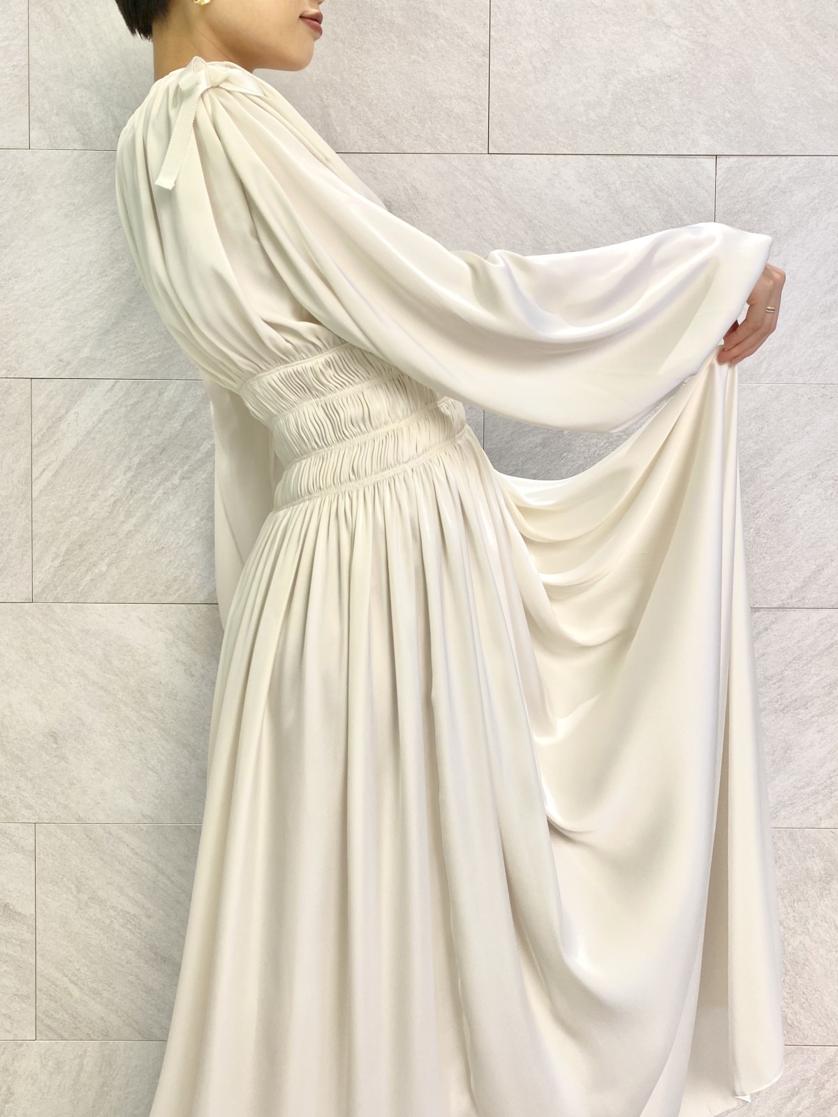 シルクサテンが美しいスレンダーウェディングドレス