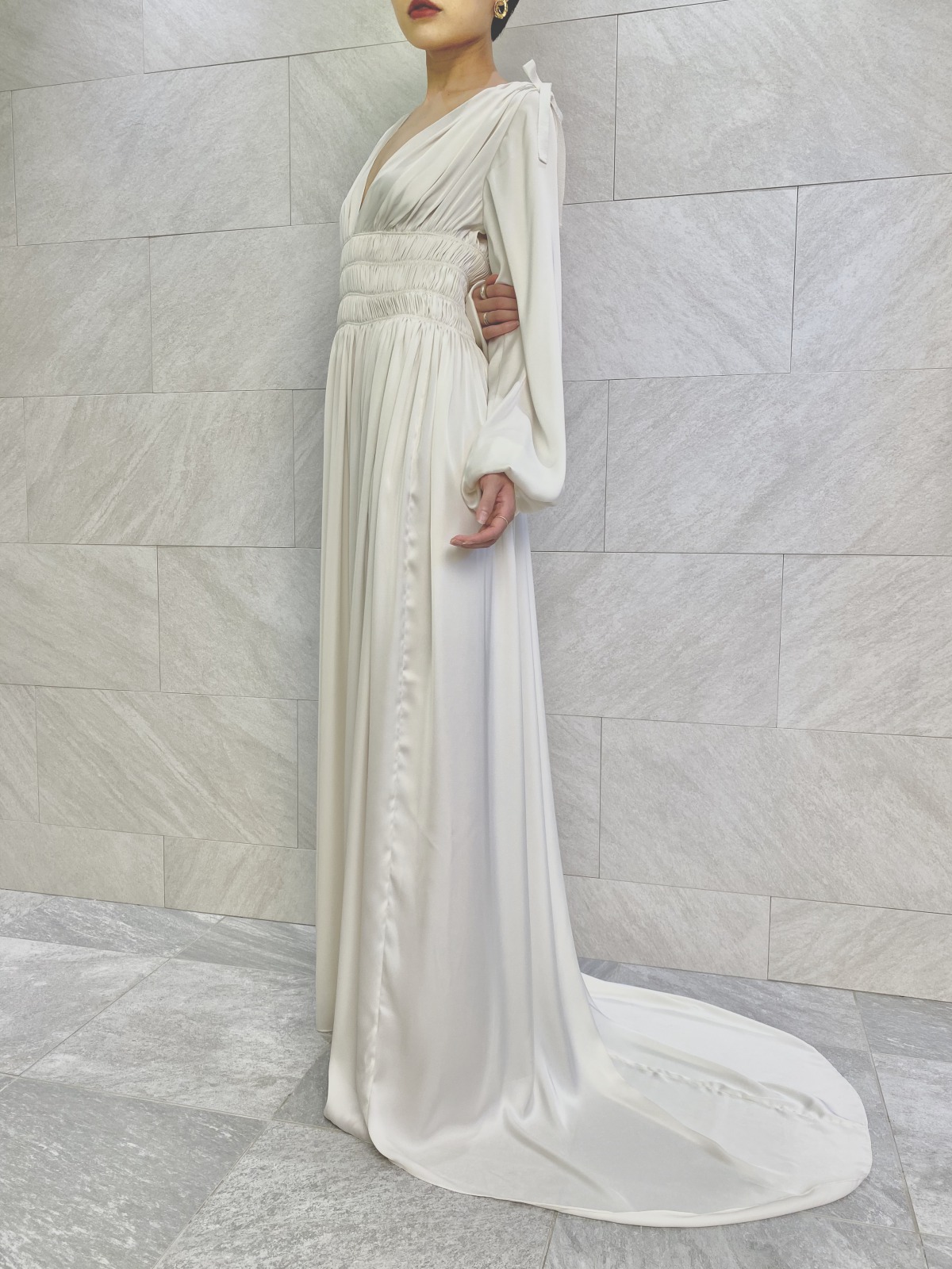 シルクサテンが美しいスレンダーウェディングドレス