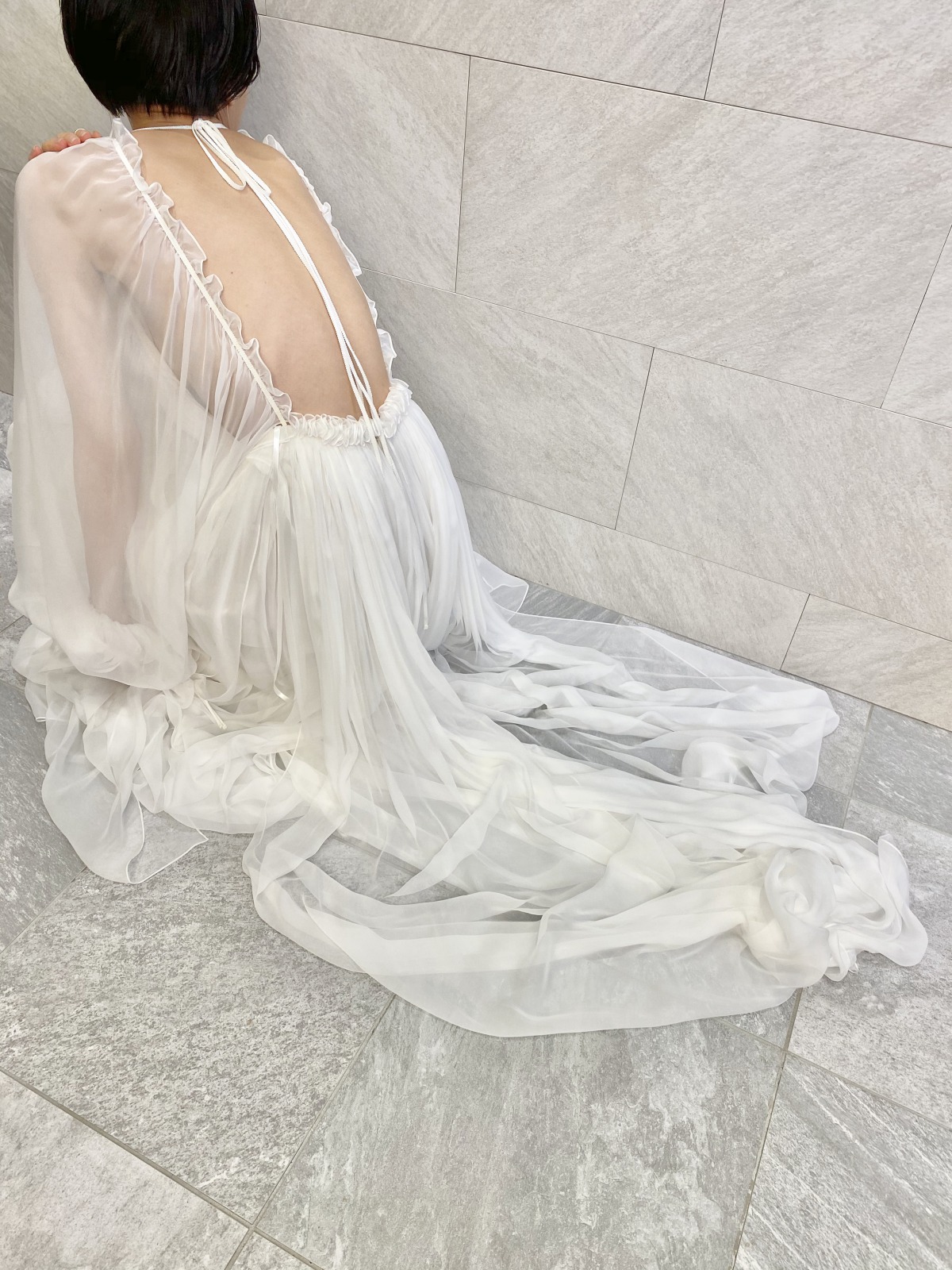 ザトリートドレッシングアディション店で人気のパフスリーブウェディングドレスはバックコンシャスです。