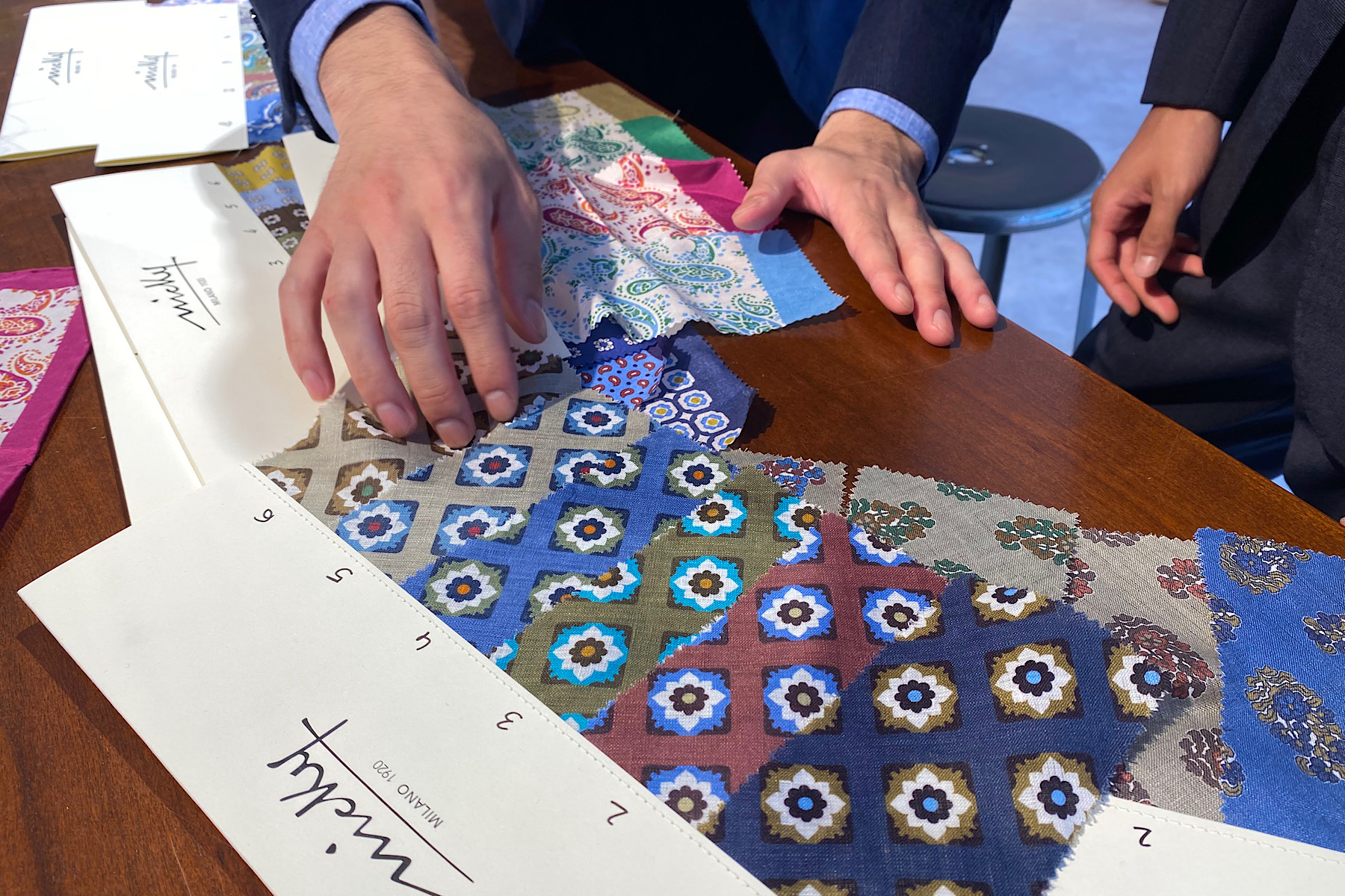 TREAT Gentnelmanではタキシードに合わせる小物も一点ずつこだわりぬいて買い付けを行っております