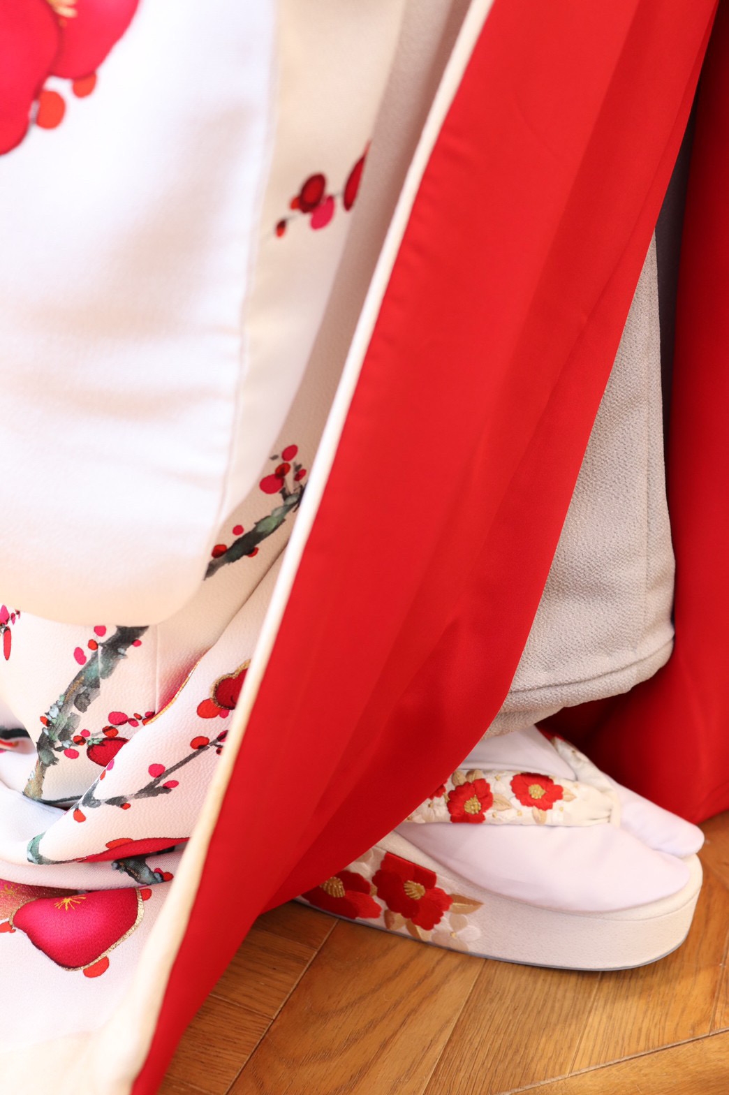 和装結婚式をお考えの花嫁様におすすめの白地に梅の花の柄の色打掛