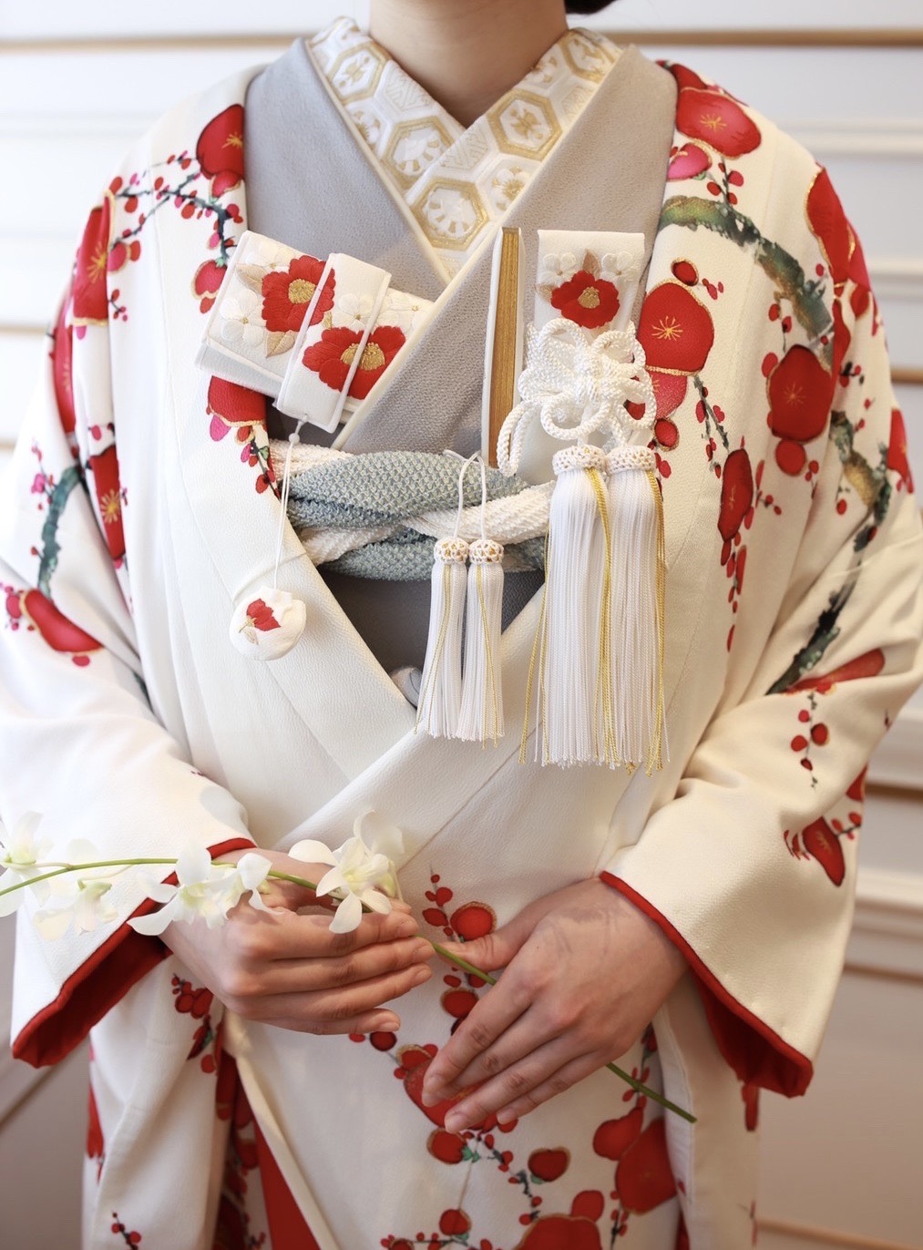 和装結婚式をお考えの花嫁様におすすめの白地に梅の花の柄の色打掛