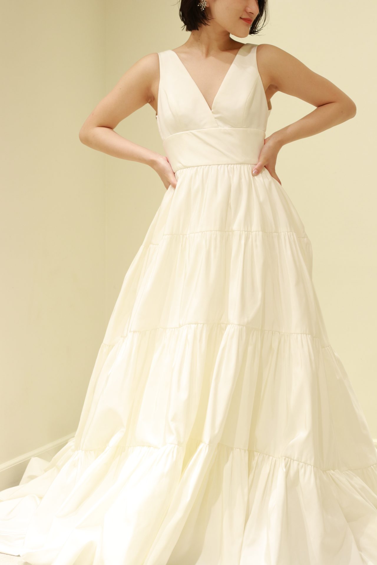 アムサーラの新作ウェディングドレスは、プレーンでモダンな雰囲気に、今期トレンドのティアードスカートで甘さを効かせたお洒落な印象で、お色直しや前撮りにおすすめです