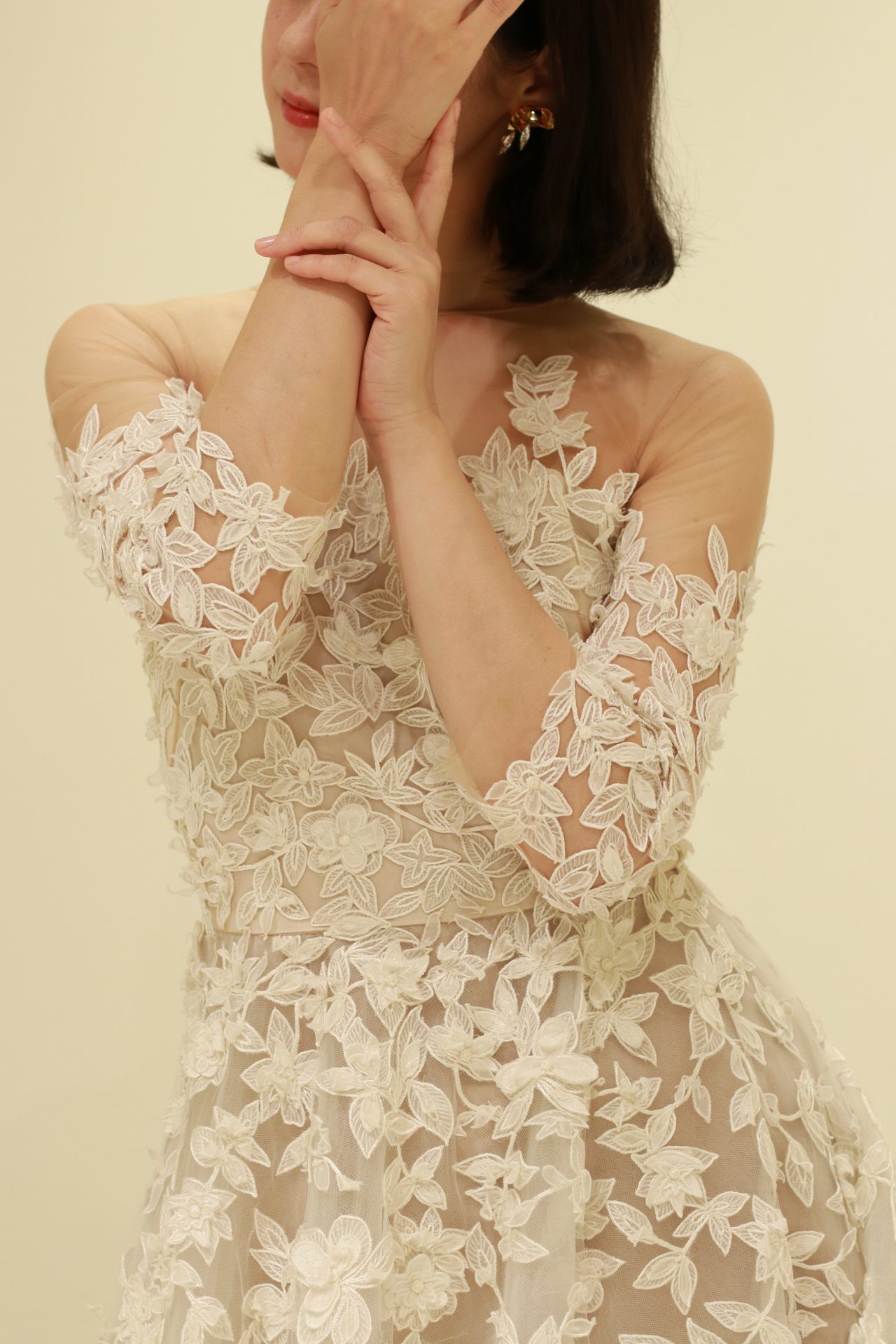 日本人女性の肌をワントーン明るく綺麗に見せるのは、肌なじみの良いベージュ調の色味がかったウェディングドレスです