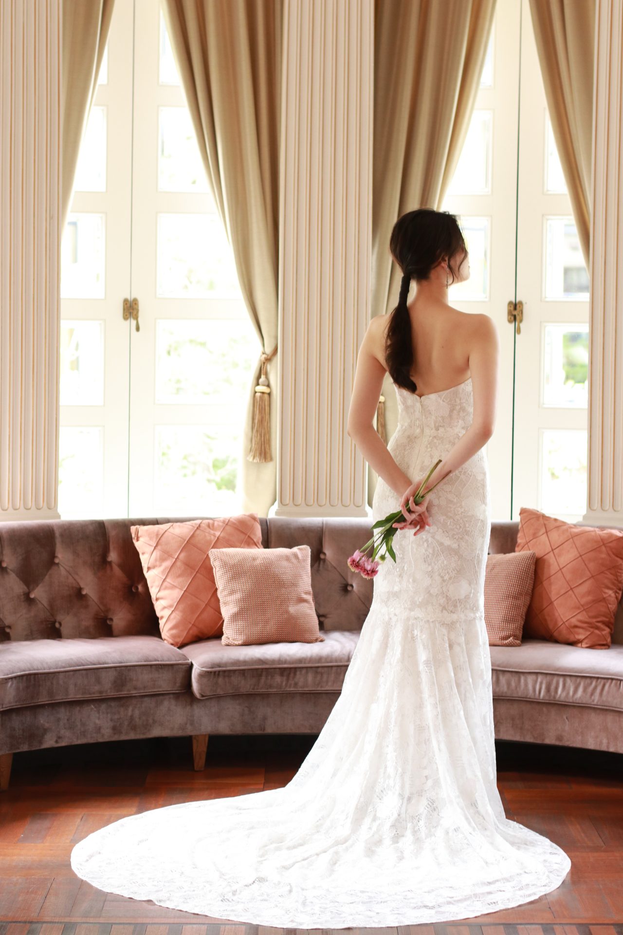 トリートドレッシングに入荷したリームアクラの新作のドレスは、女性のボディラインを柔らかく包み込み、インド刺繍で華やかをプラスし、軽やかで透明感あふれるチュールのAラインドレスです