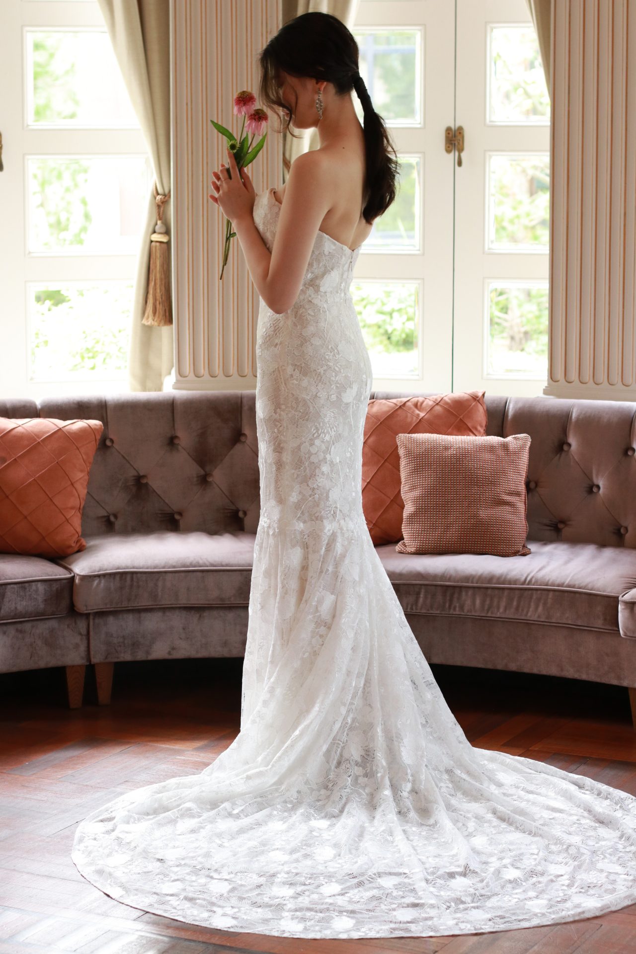 東京の人気ドレスショップ、ザトリートドレッシングアディション店では、総レースのマーメードドレスにエフォートレスなヘアスタイルに長めのイヤリングのご提案をしております