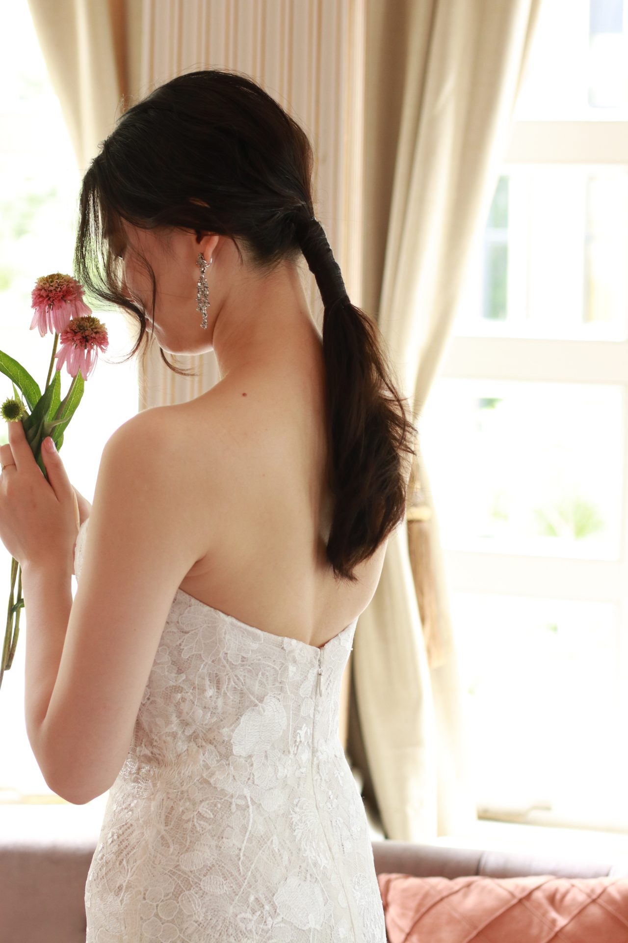 親族式や小規模婚にもぴったりの、マーメイドラインのウェディングドレスは、身体のラインを上品に魅せる細身のシルエットである為、ゲストともより一層近い距離でアットホームにお過ごしいただけます