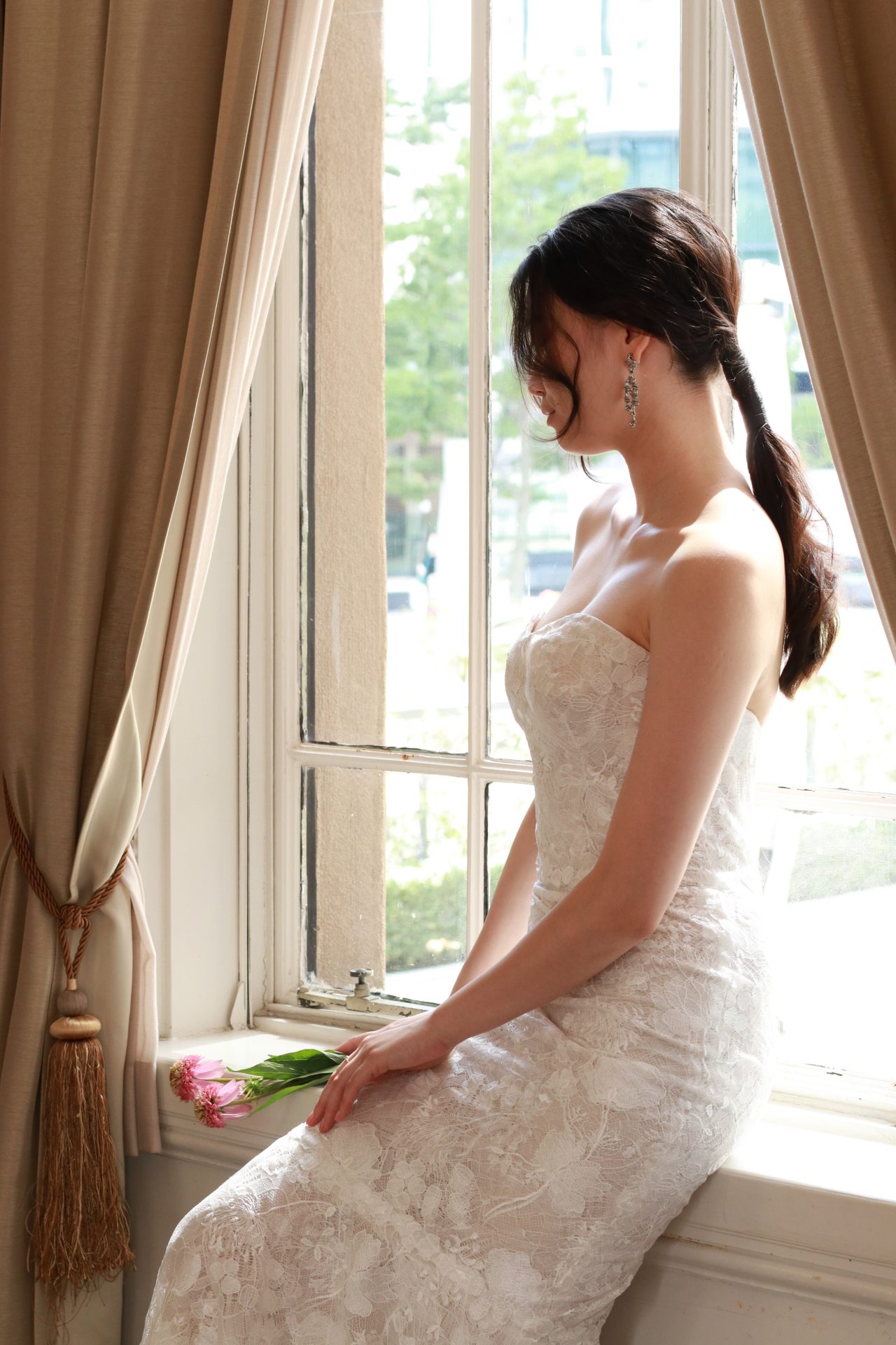 ザトリートドレッシングでおすすめしているドレスはデコルテを美しく見せるハートカップのデザインで、細やかな総レースが光にあたるとより一層特別な一日を華やかに演出します