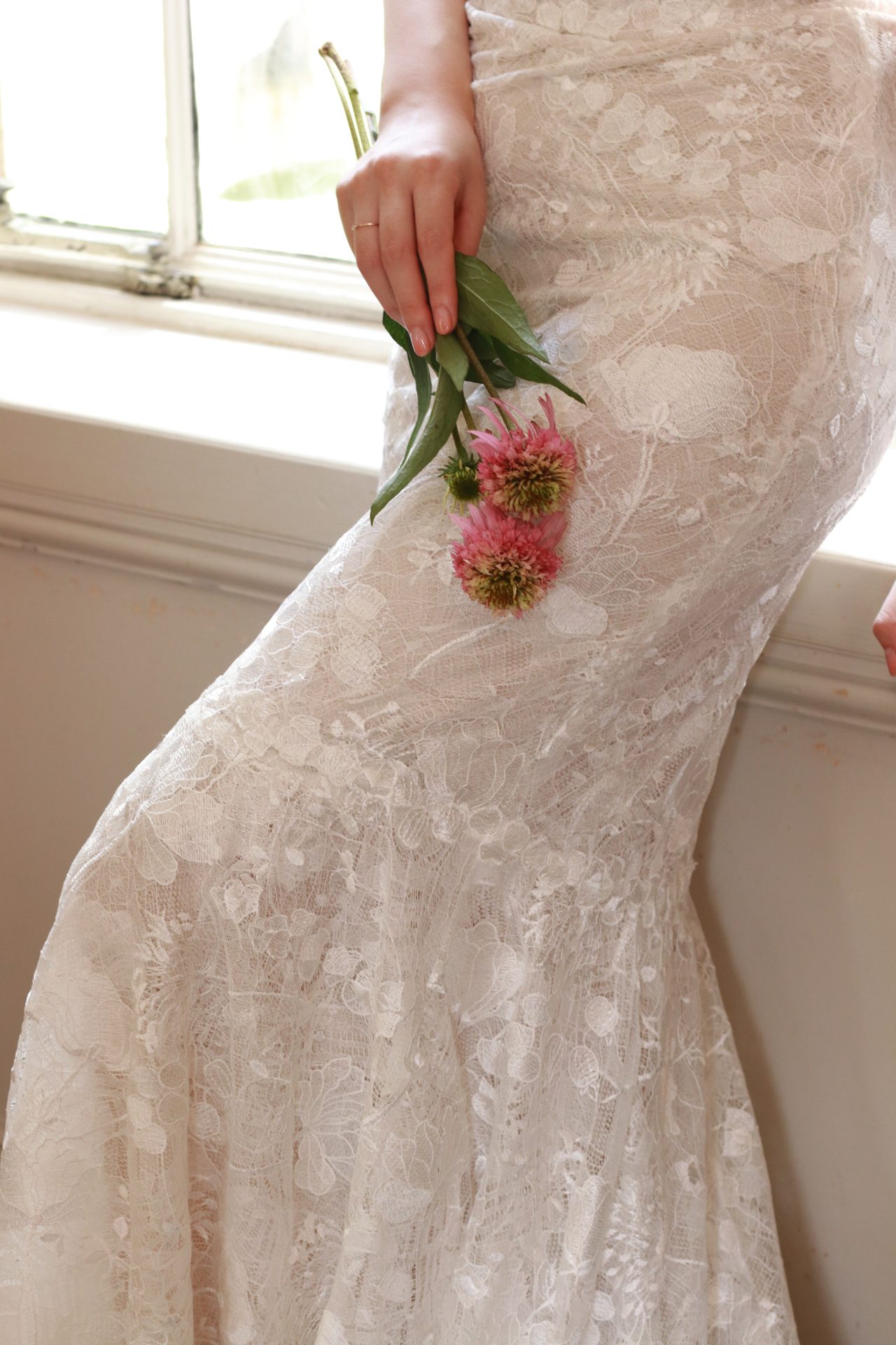 東京の人気ドレスショップ、ザトリートドレッシングアディション店が大切にお取り扱いをしてきたリーム・アクラよりインド刺繍の美しいウェディングドレスをご紹介いたします。