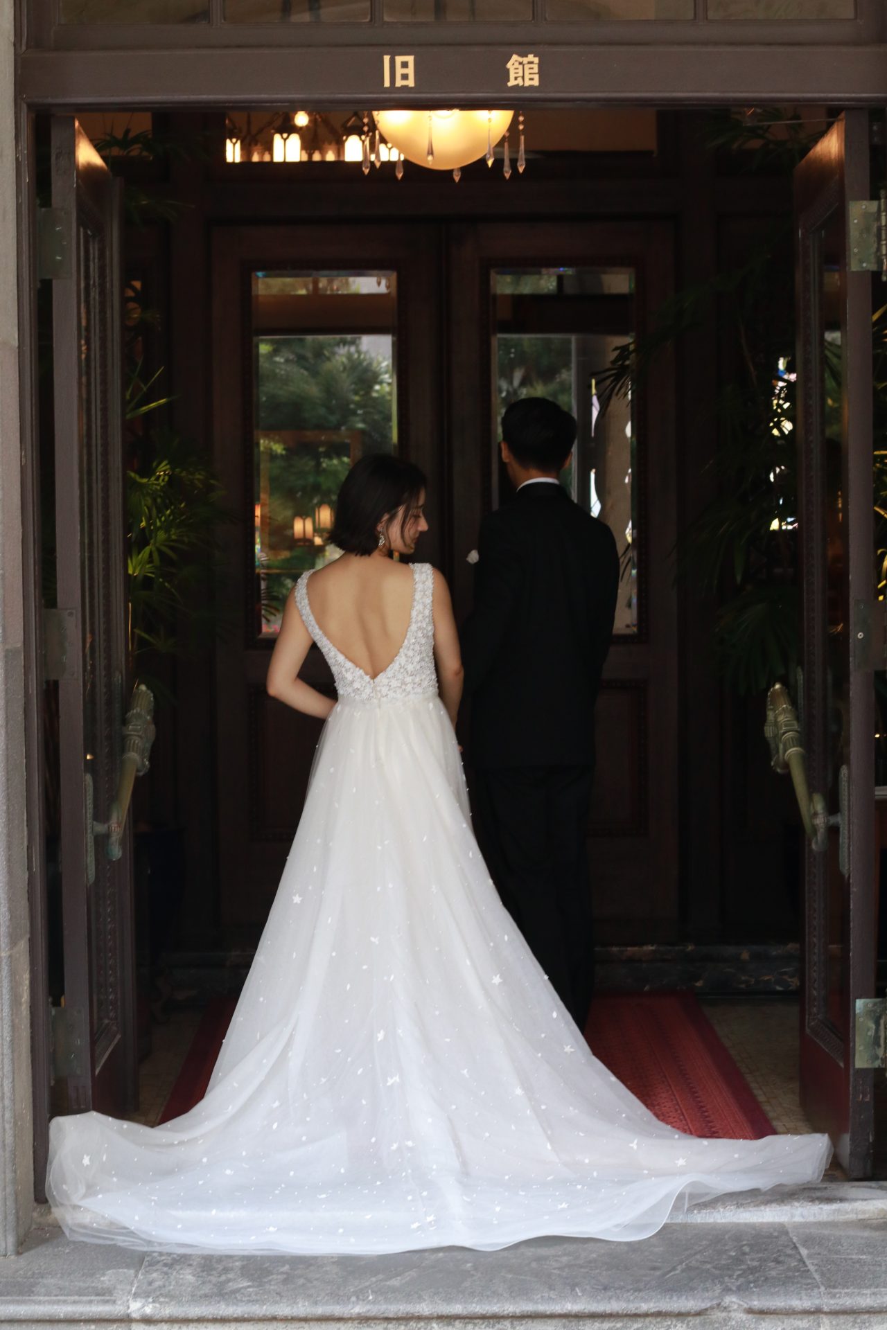 東京の人気結婚式会場、赤坂プリンスクラシックハウスでのご結婚式を予定されている花嫁様におススメの新作ウェディングドレスは、繊細なベールを纏った上からでも存在感を放つ立体的なビーズ刺繍がデコルテを華やかに引き立てます