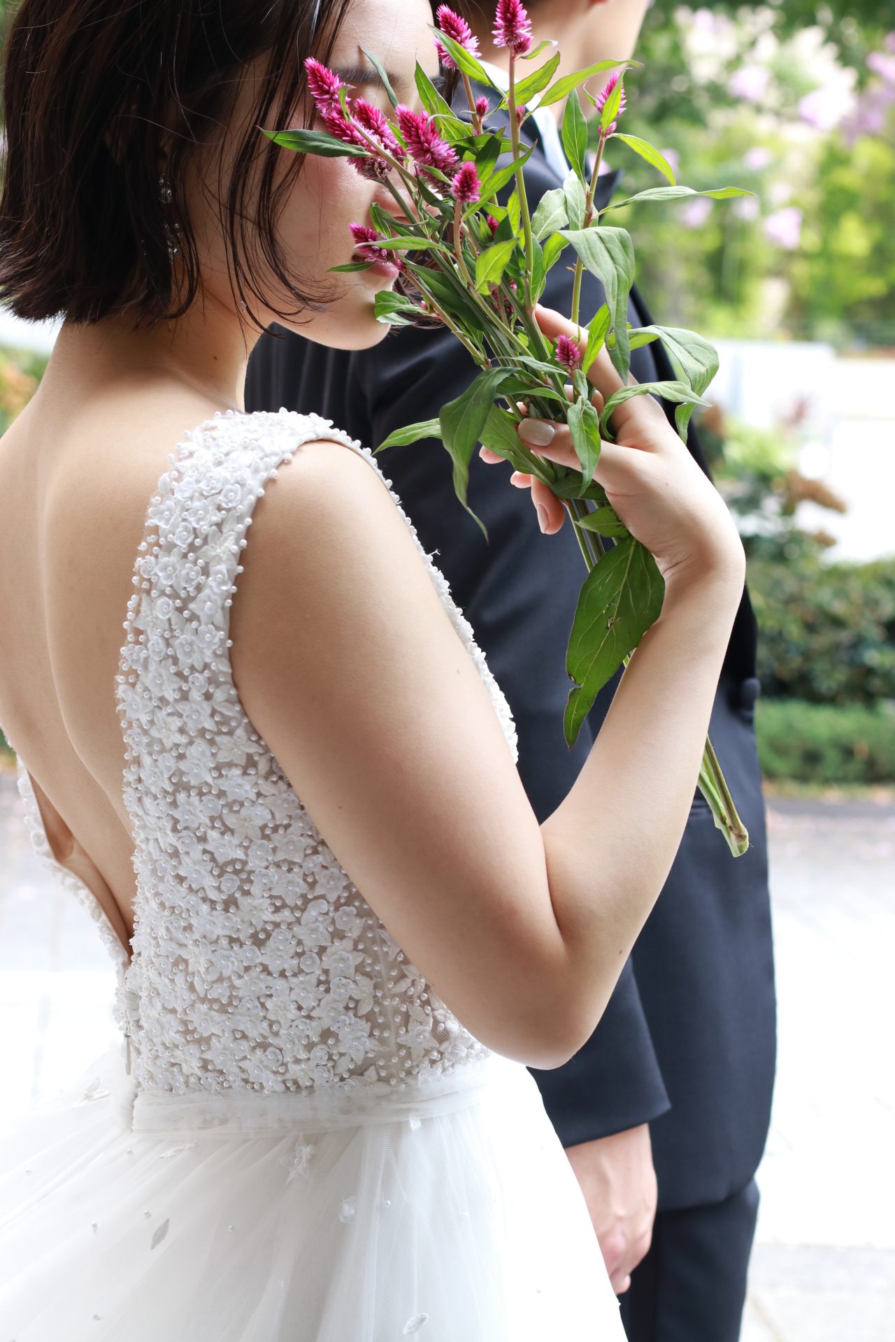 THE TREAT DRESSING ADDITION店にてお取り扱いのあるリームアクラのウェディングドレスは、インド刺繍が美しく細やかなパールと3Dフラワーモチーフが特徴的で花嫁の心をくすぐります