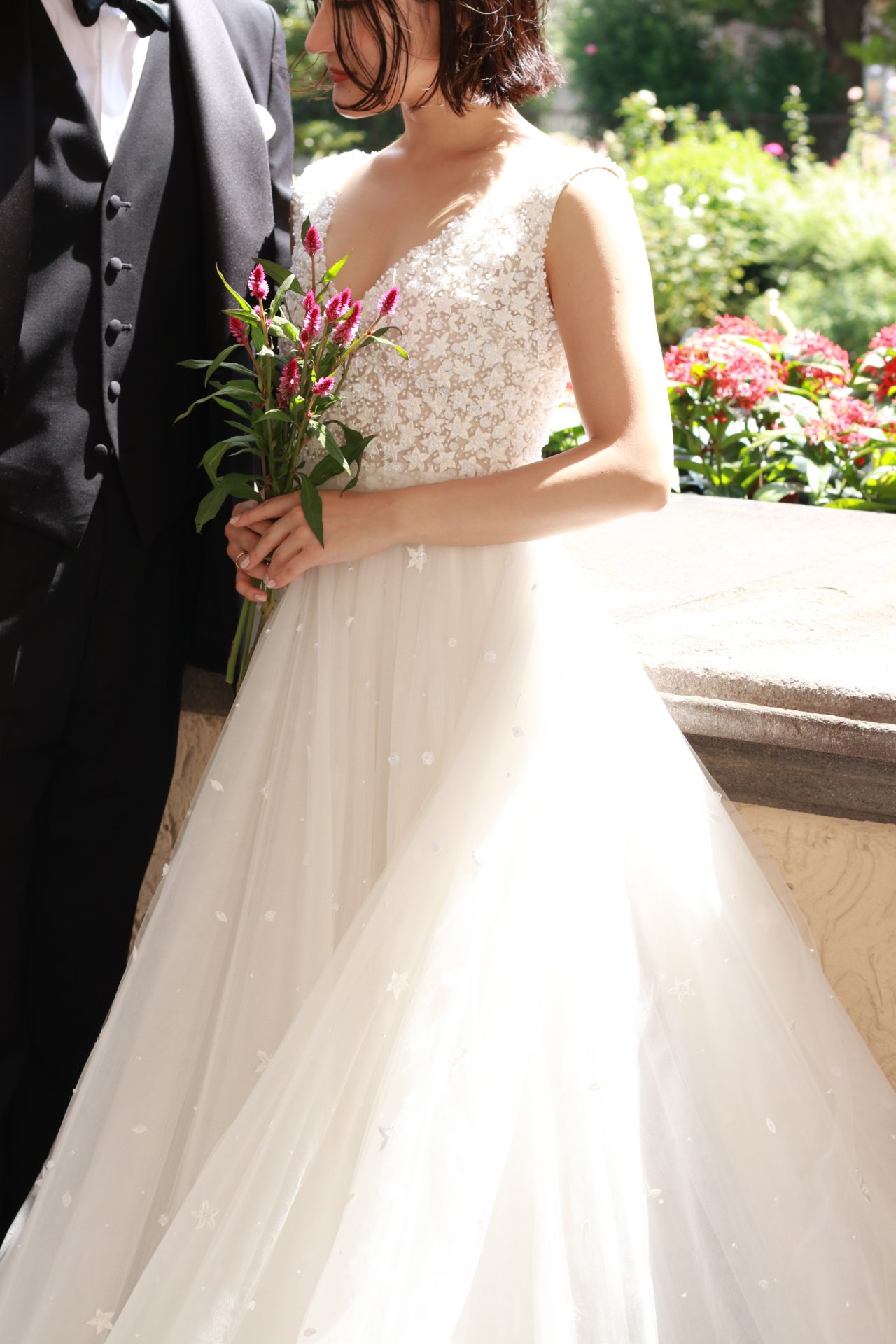 トリートドレッシングにてお取り扱いのあるリームアクラのウェディングドレスは、女性のボディラインを柔らかく包み込み、インド刺繍で華やかをプラスし、軽やかで透明感あふれるチュールのAラインドレスです