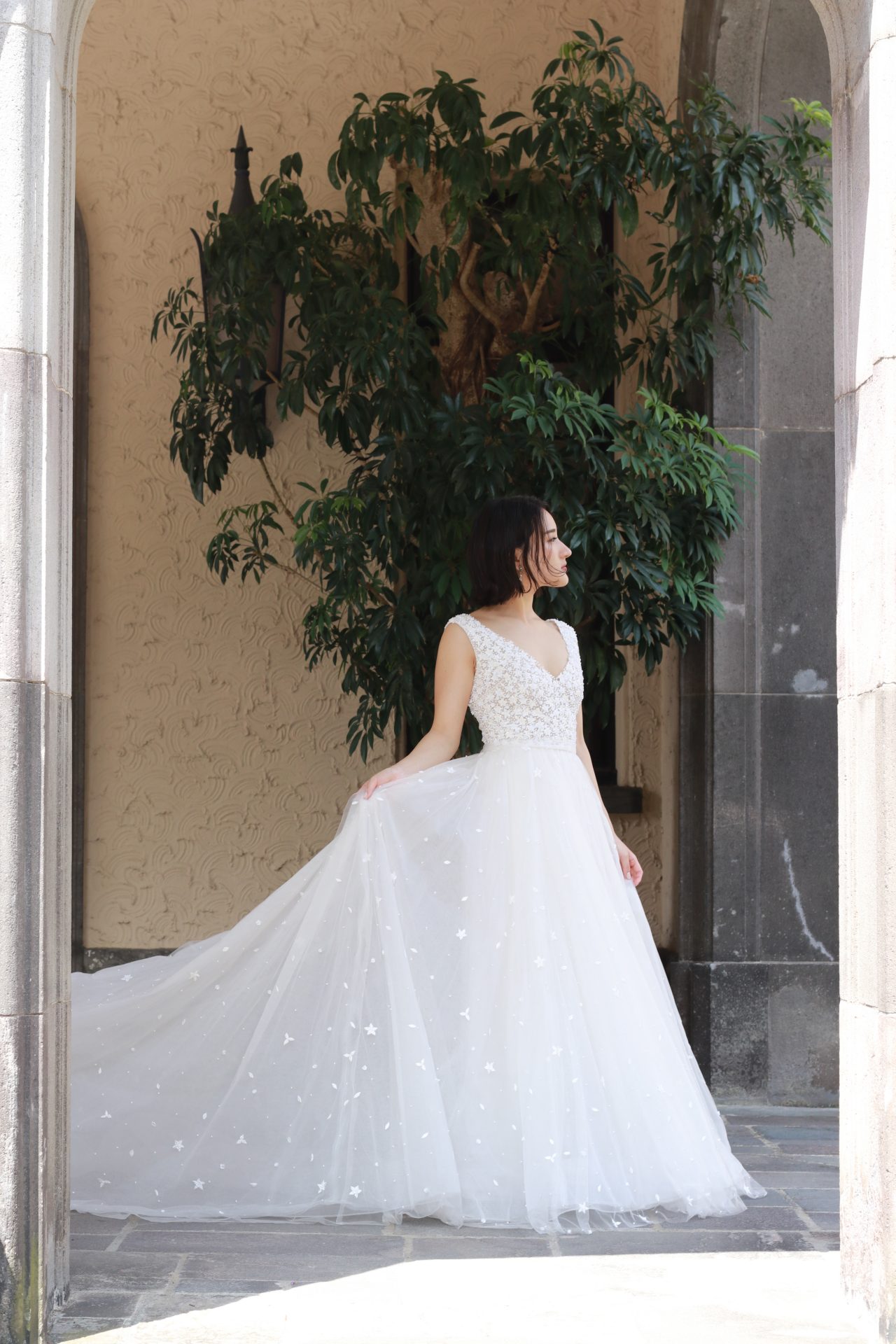 赤坂プリンスクラシックハウスの提携ドレスショップ、ザトリートドレッシングに入荷したリームアクラの新作ウェディングドレスは、しなやかな女性のボディラインを柔らかく包む、軽やかで透明感あふれるチュールのAラインドレスです