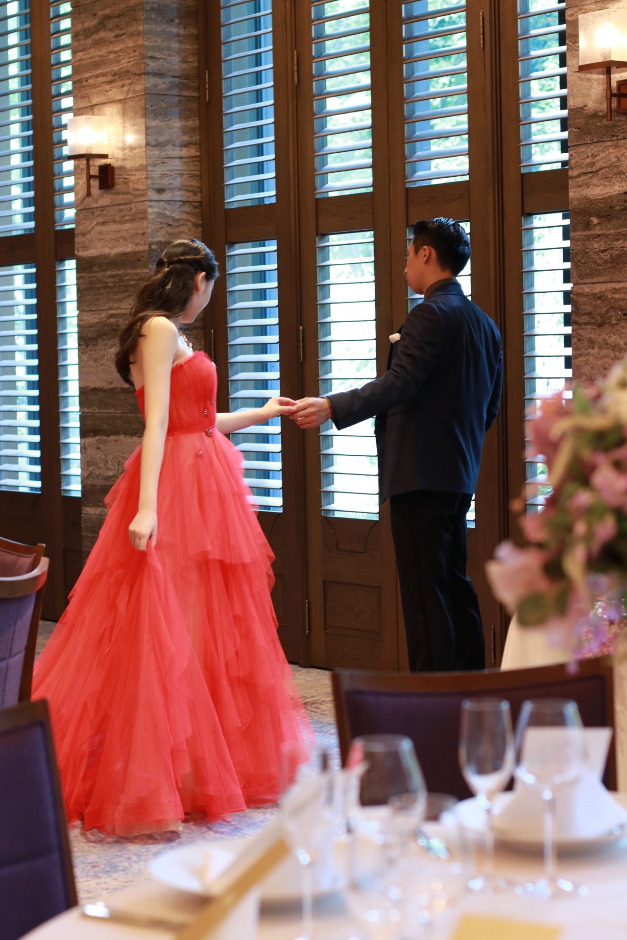 シャンデリアが輝く赤坂プリンスクラシックハウスの披露宴会場でのお色直しスタイルはモダンで都会的かつお二人らしい主役感満載にコーディネートしてはいかがでしょうか