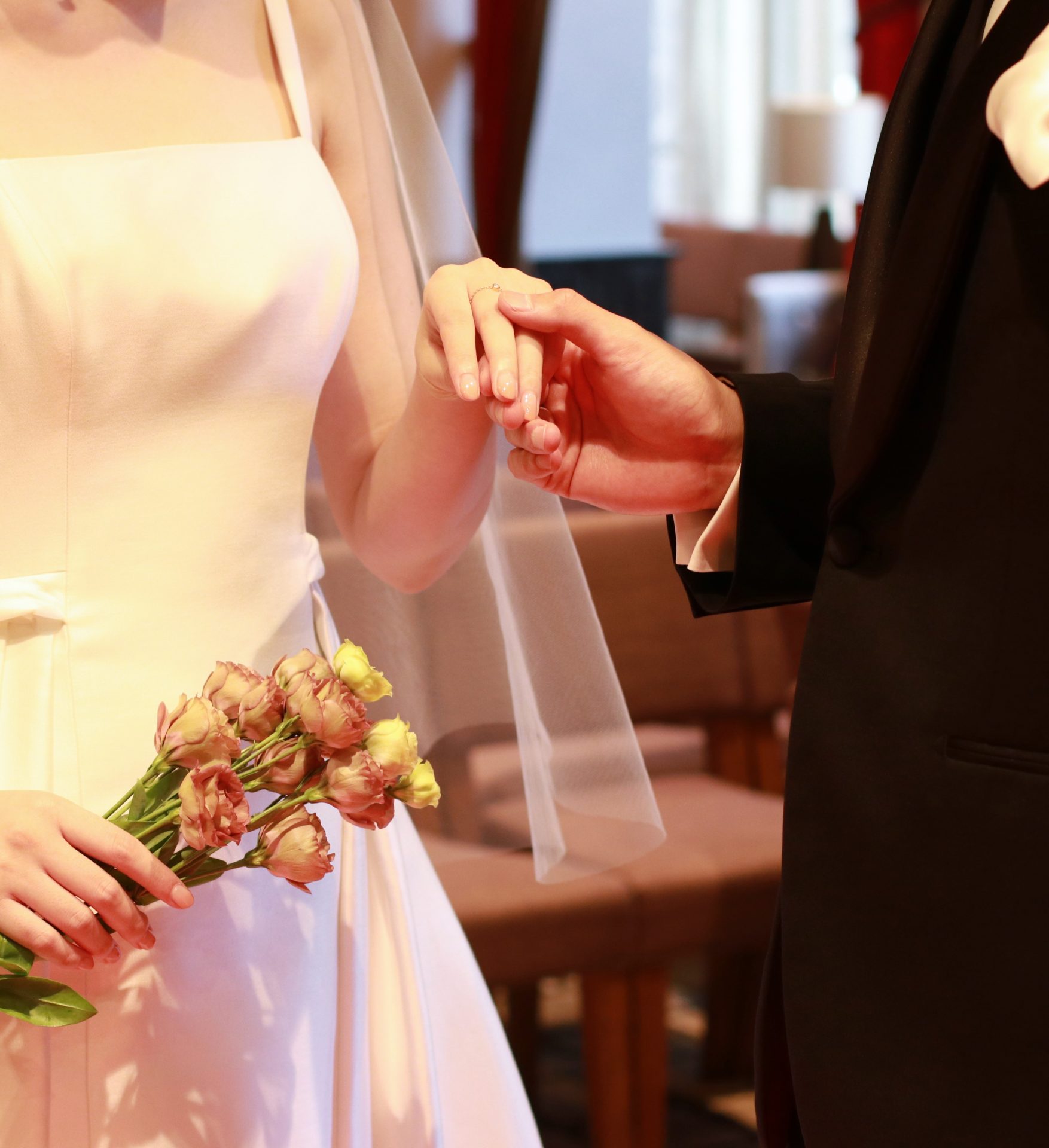 赤絨毯の轢かれた重厚感と温かみを兼ね備える赤坂プリンスクラシックハウスのチャペルでゲストの皆様に囲まれて夫婦の誓いを立てます