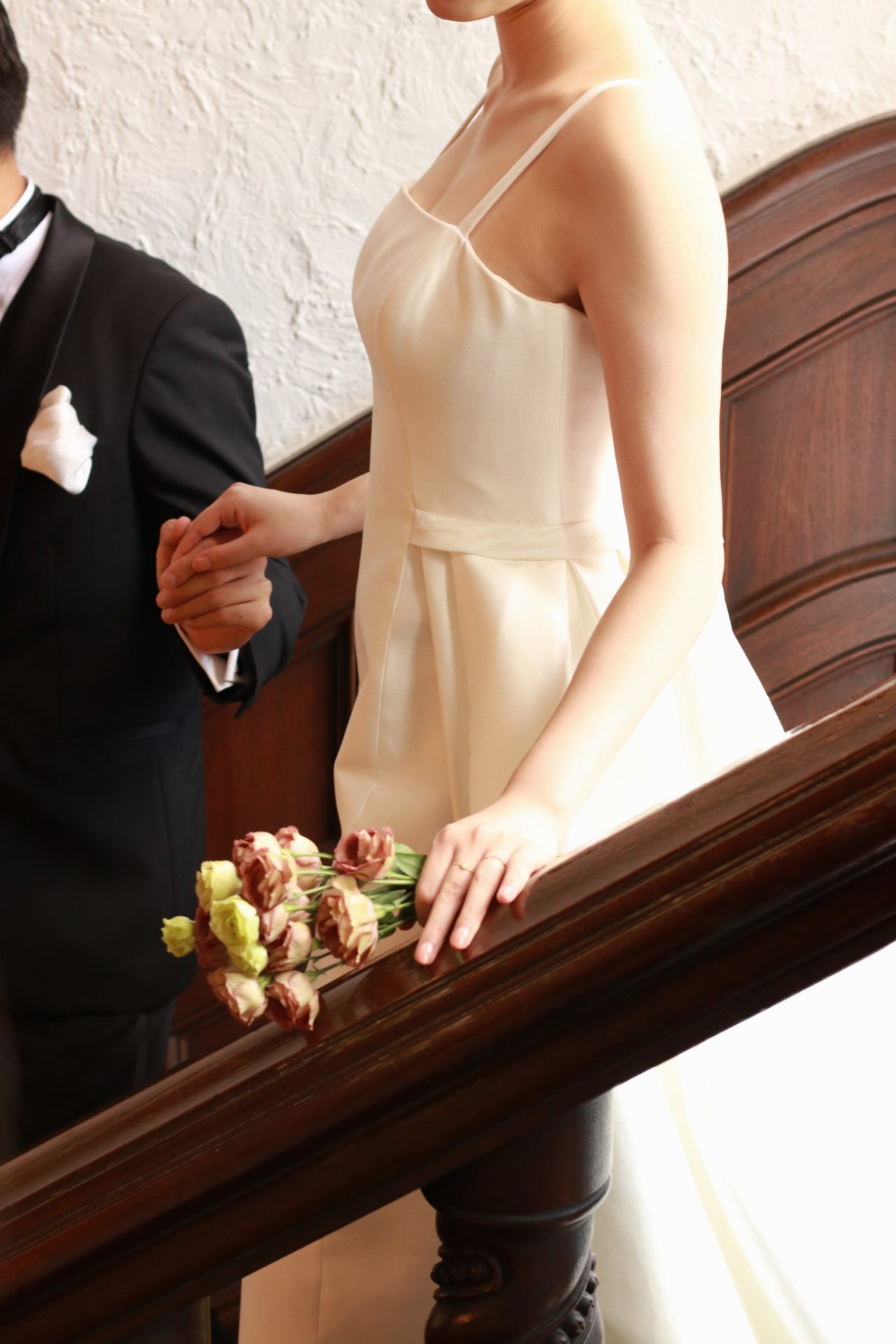 赤坂プリンスクラシックハウスのシンボルともいえるステンドグラスが印象的な木目調の階段をご新郎ご新婦様が手を取りあってモダンで洗練された披露宴会場へ向かいます