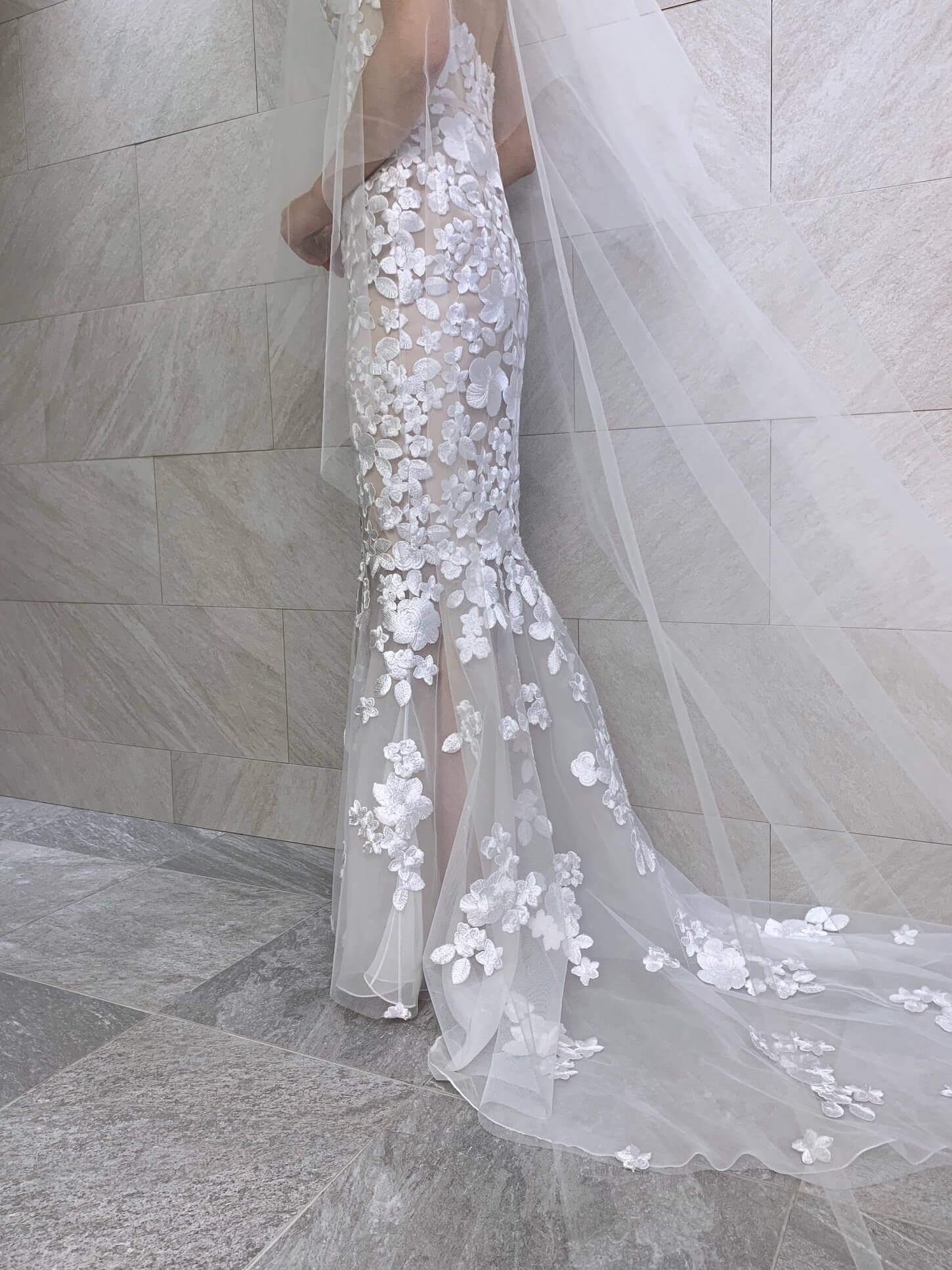 ザトリートドレッシングアディション店に入荷したスタイルが綺麗に見えるミラズウィリンガーのマーメイドラインのウエディングドレス