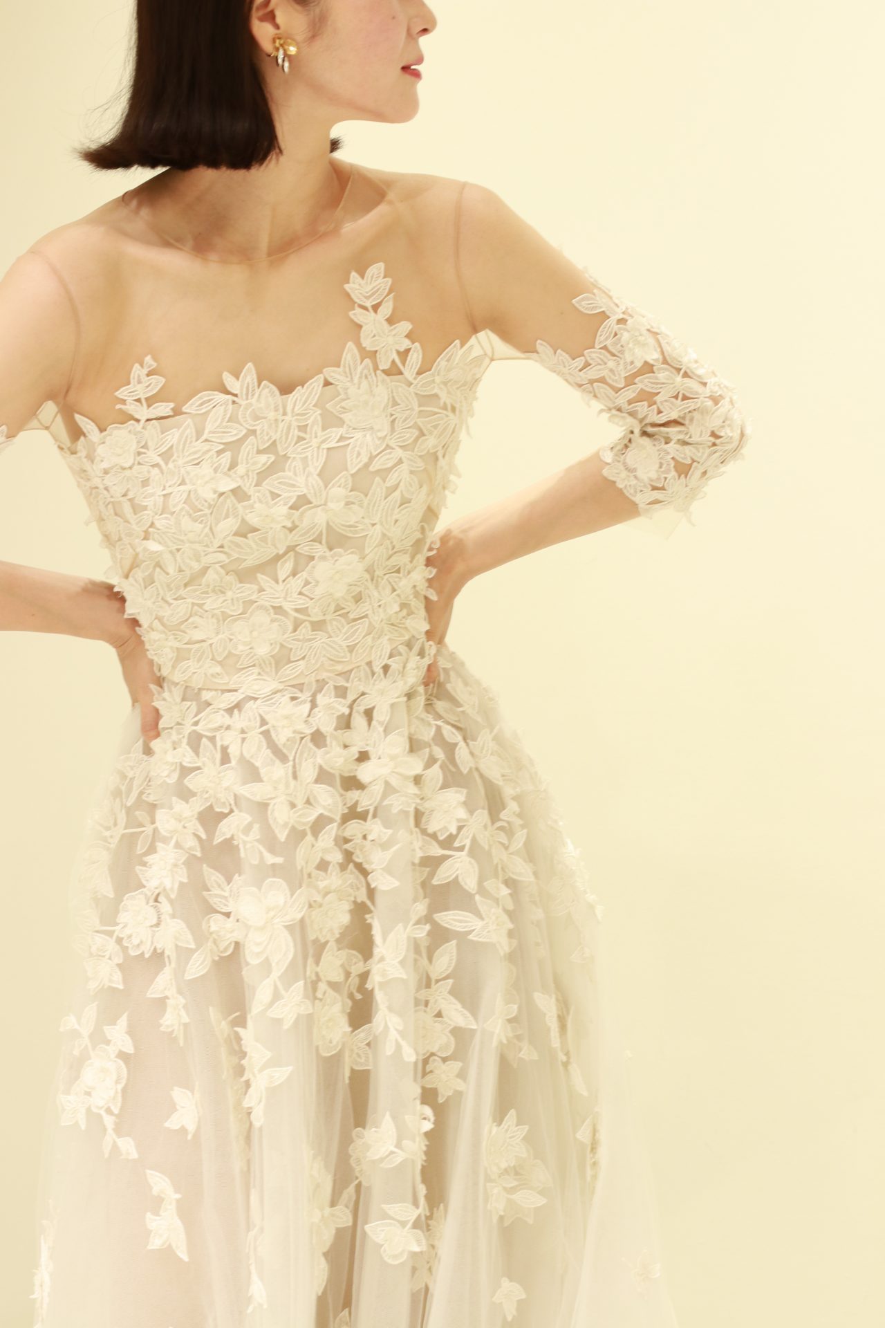 秋や冬のお式を挙げられるストレート体型の花嫁様におすすめしたいのは、程よく骨格を隠してくれるロングスリーブのデザインで、リーフモチーフがシックな印象のモダンなウェディングドレスです