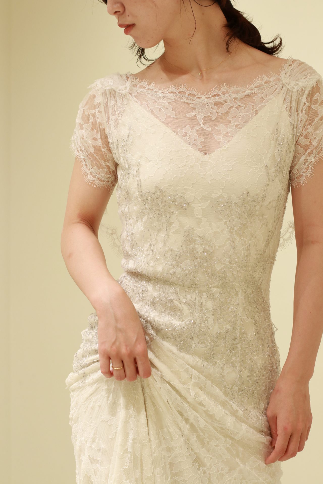 ザトリートドレッシングでオーダー可能なジェニーパッカムの中でも、特に人気の高いベネチアは繊細な総レースの上に透明感のあるクリアビジューが手刺繍されており、パレスホテル東京の広い披露宴会場でも華やかにお召しいただけます