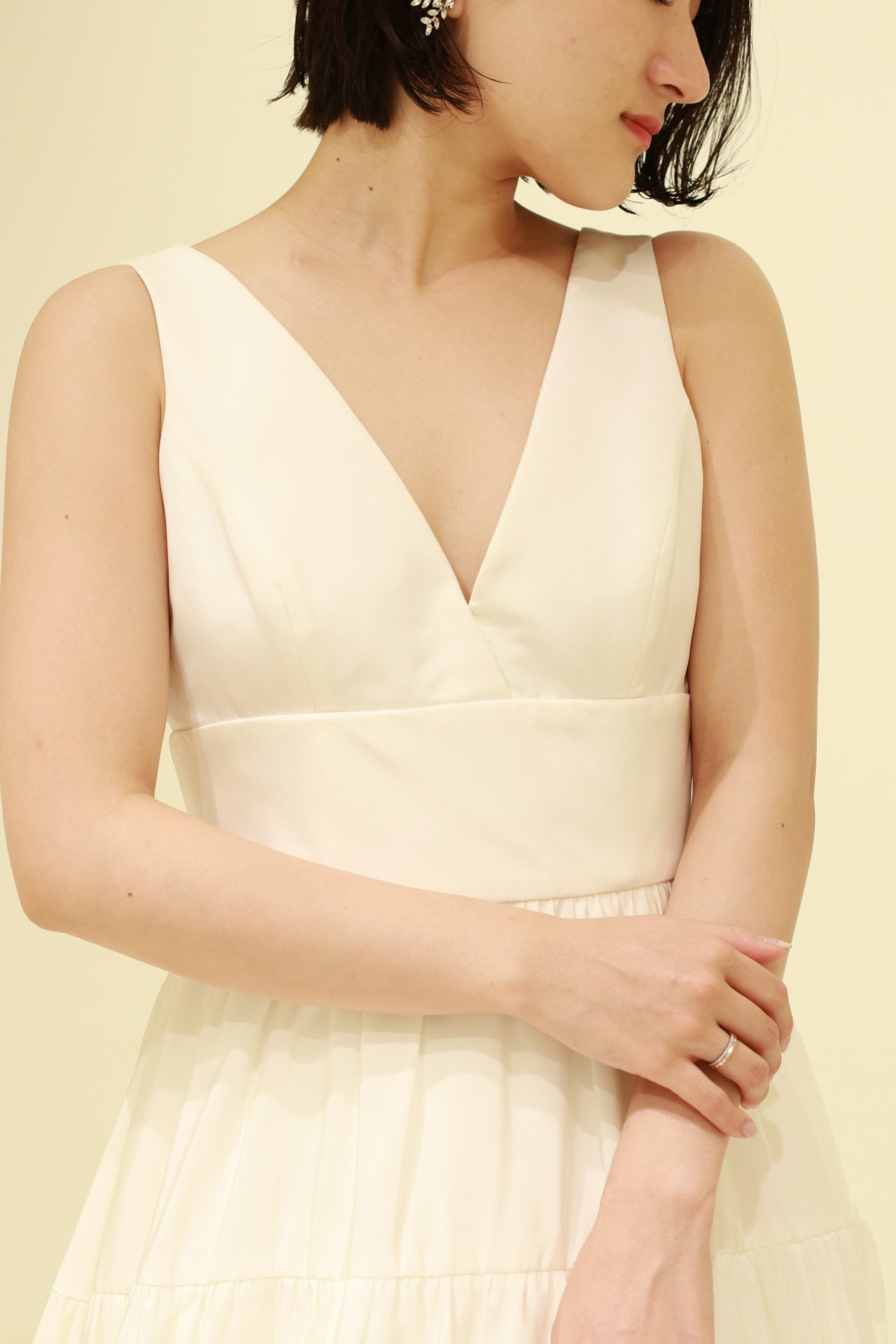 ストレート体型を活かすアムサーラのドレスは、ウエストが絞られたスリムな印象で、厚みのある上半身から、胸元にかけてをすっきり魅せることができるVネックのデザインです