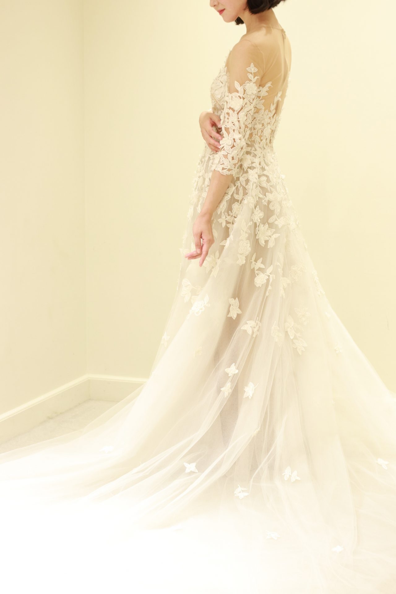 オスカーデラレンタの人気ウェディングドレスは、繊細なチュールスカートにシャープな印象の大振りレースが贅沢に施された華やか且つ他にはないお洒落な一着です