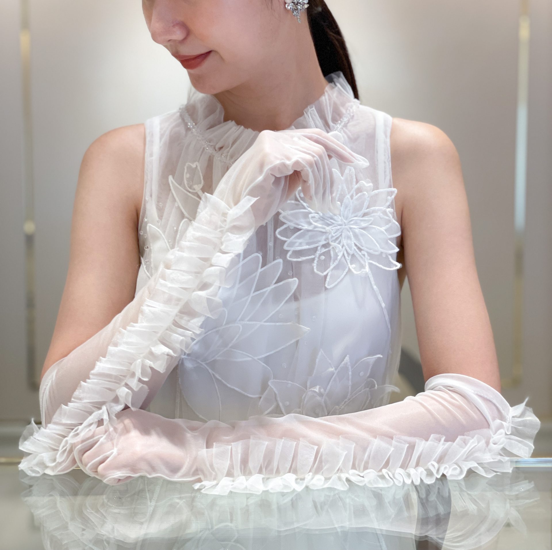 ウェディングドレスに合わせるグローブのコーディネートはTOMO KOIZUMIのフリルが綺麗なロンググローブを合わせて