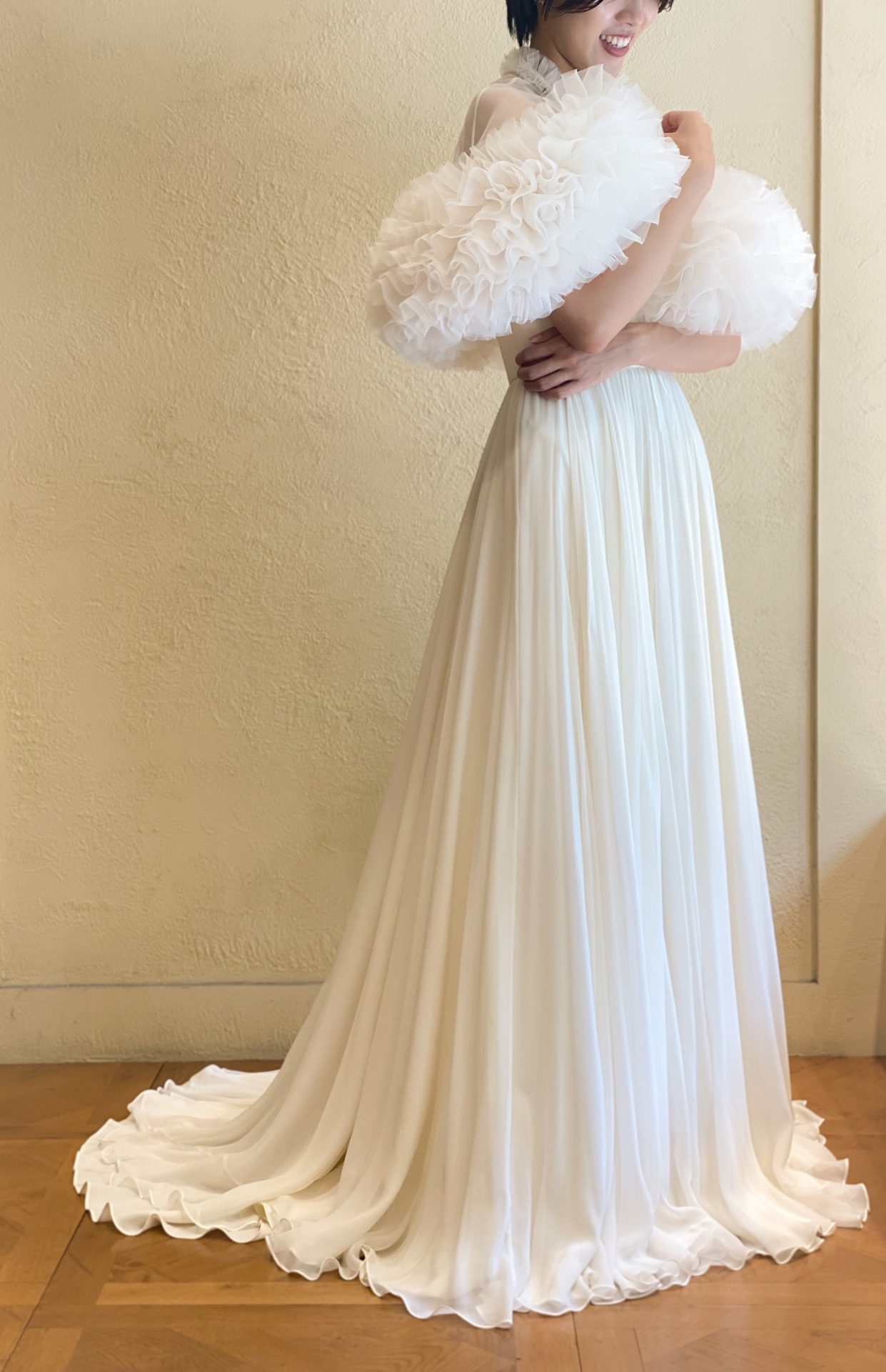 TOMO KOIZUMI for TREAT MAISONのケープにはシンプルなJENNY PACKHAMのChanceを合わせて