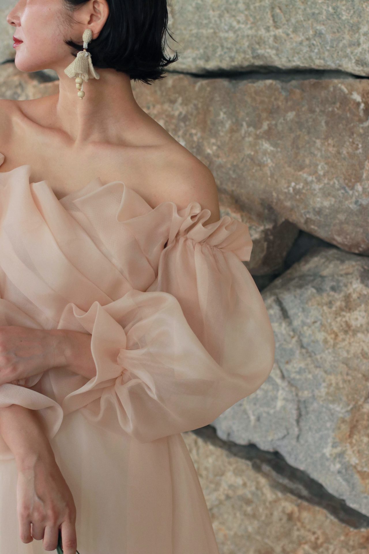 インポートのウェディングドレスをお取り扱いするTHE TREAT DRESSINGに入荷した新作ドレスは、ほんのりオレンジピンクに染まったカラーが珍しいウェディングドレスです