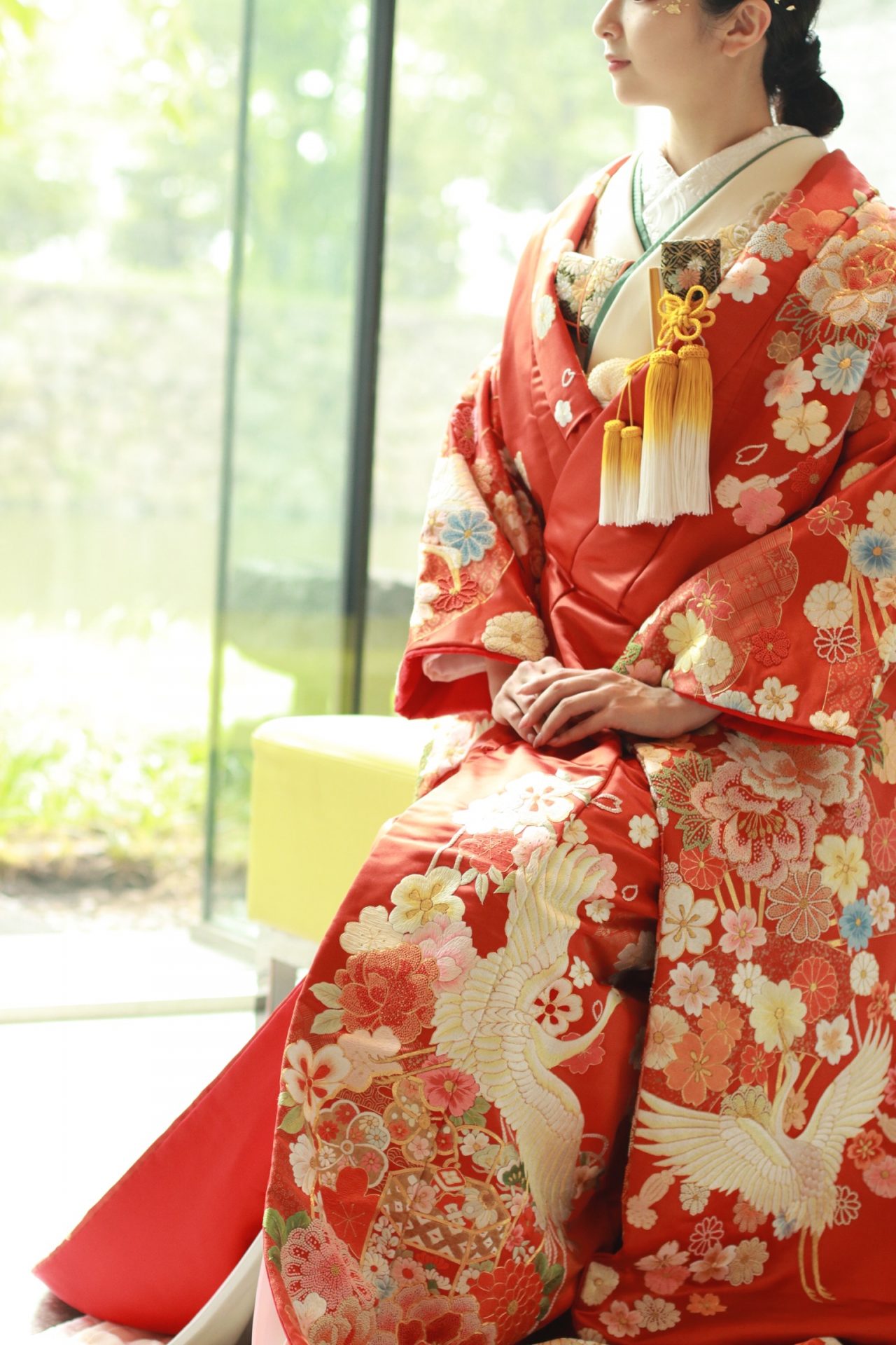 パレスホテル東京におすすめの赤の色打掛、自然光の柔らかな光を浴びて和装花嫁ならではの上品な華やかさを演出します
