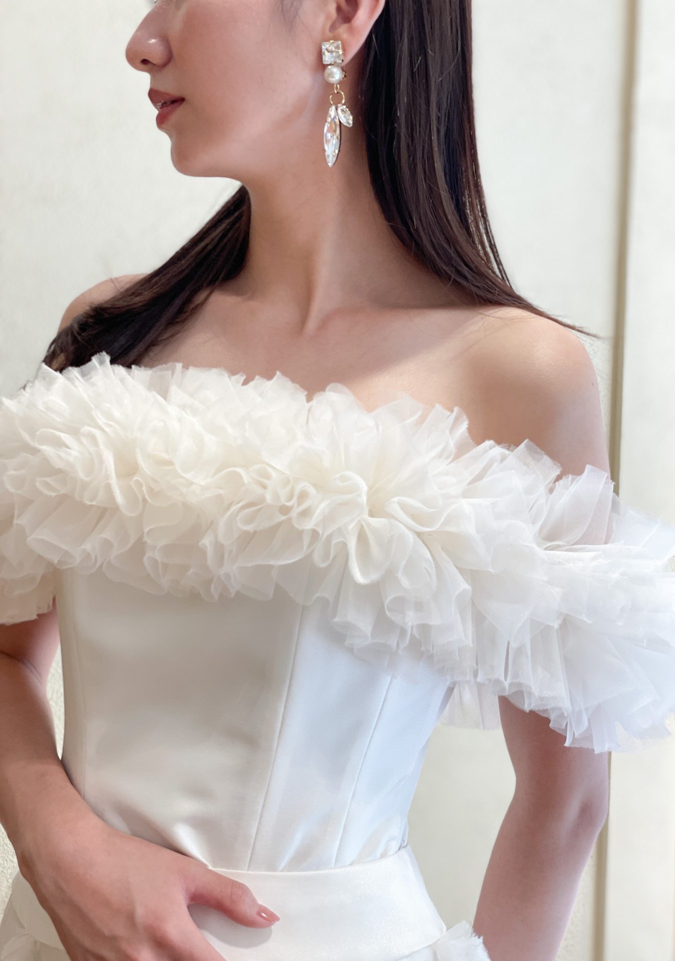 TOMO KOIZUMI for TREAT MAISONのラッフルのオフショルダートップスを使用したモードなコーディネート