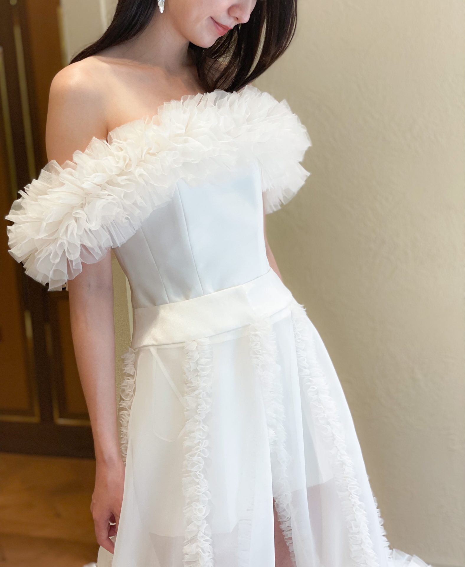 TOMO KOIZUMI for TREAT MAISONのオフショルダートップスとショートパンツとオーバースカートのモードなスタイリング