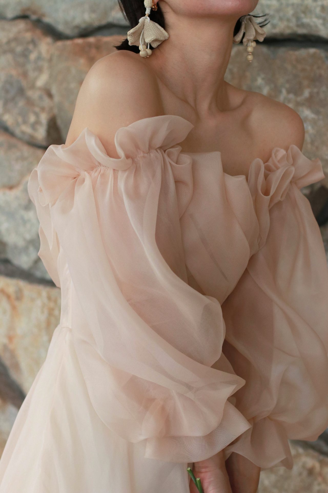 パレスホテル東京の提携ドレスショップ、ザトリートドレッシング アディション店ではパフスリーブが印象的なモニークルイリエのウェディングドレスをお取り扱いしています