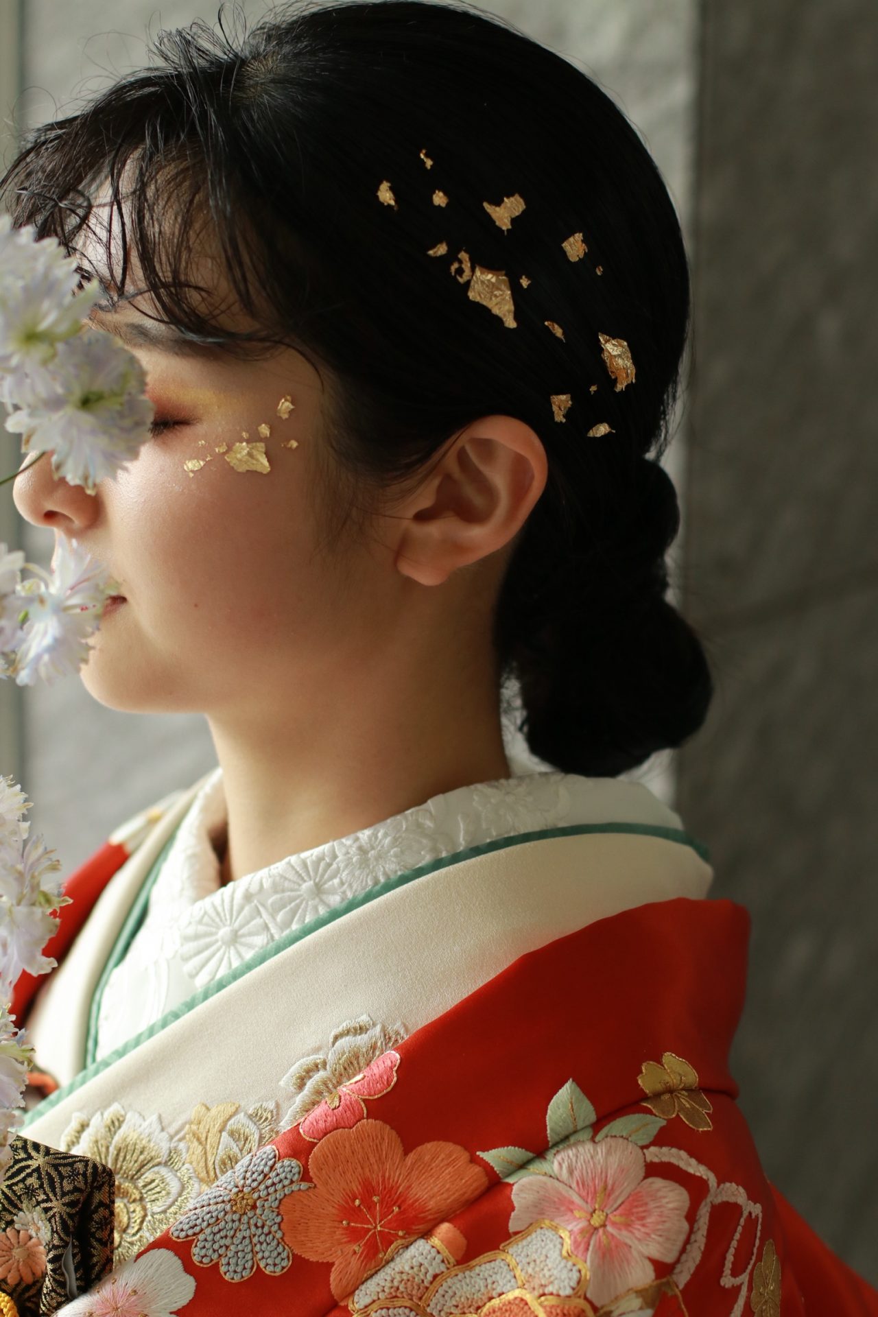 パレスホテル東京におすすめの色打掛、着物と金箔メイクのコラボレーションはコーディネートをモダンにさせます