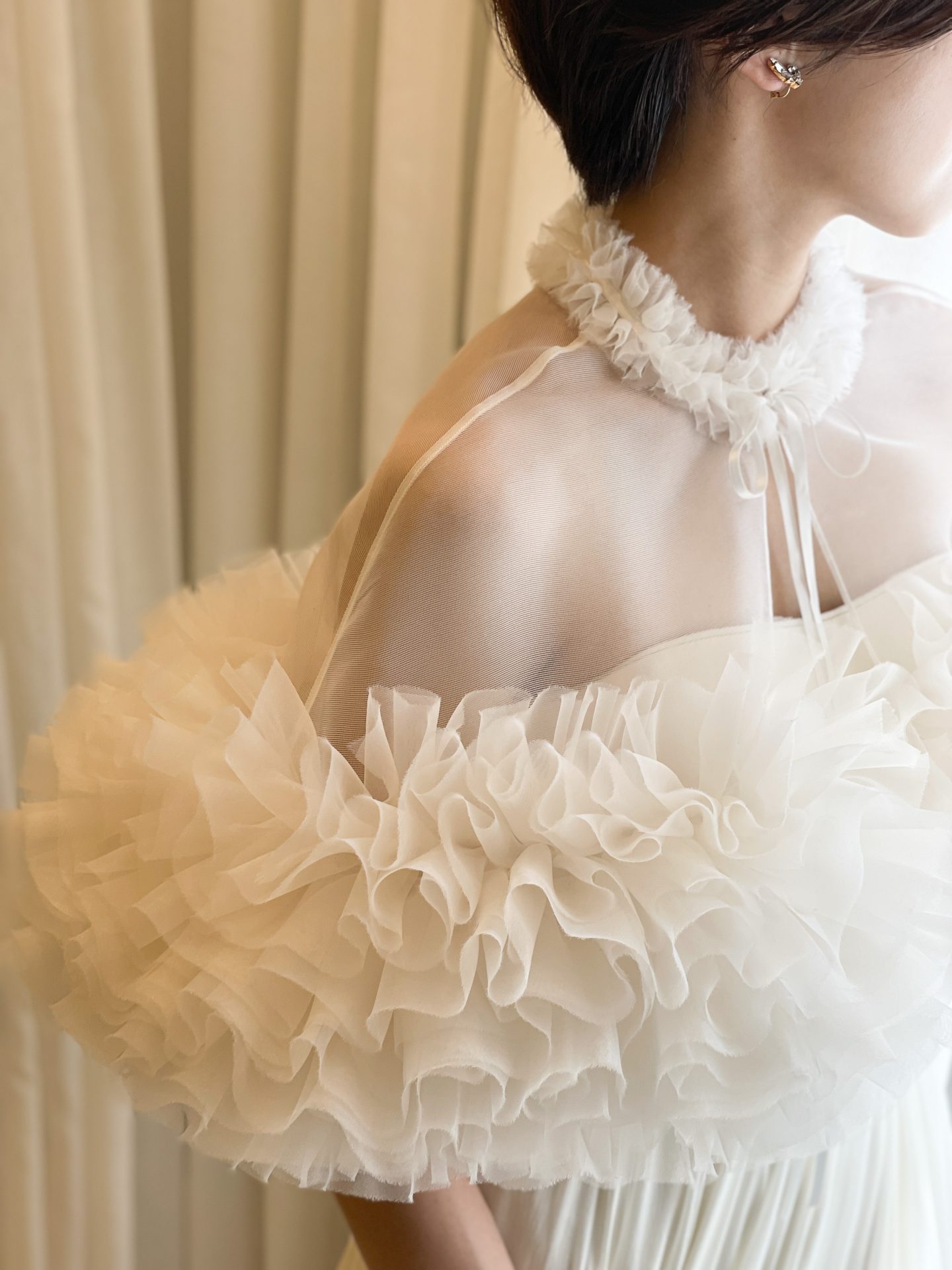 TOMO KOIZUMI for TREAT MAISONのラッフルがあしらわれたレンタルのウェディングケープ