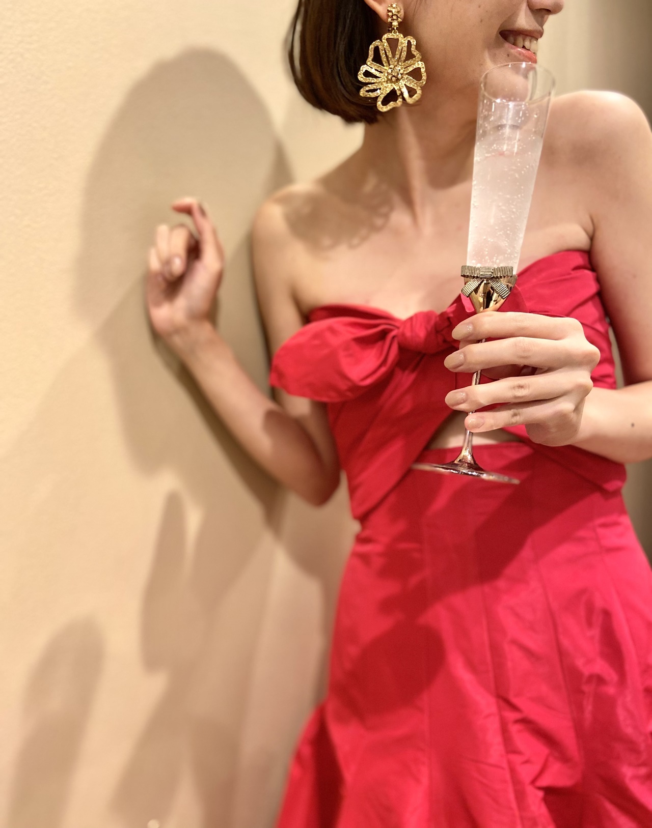 カジュアルでアットホームなパーティーでは、主役感のあるビビッドな赤のカラードレスを