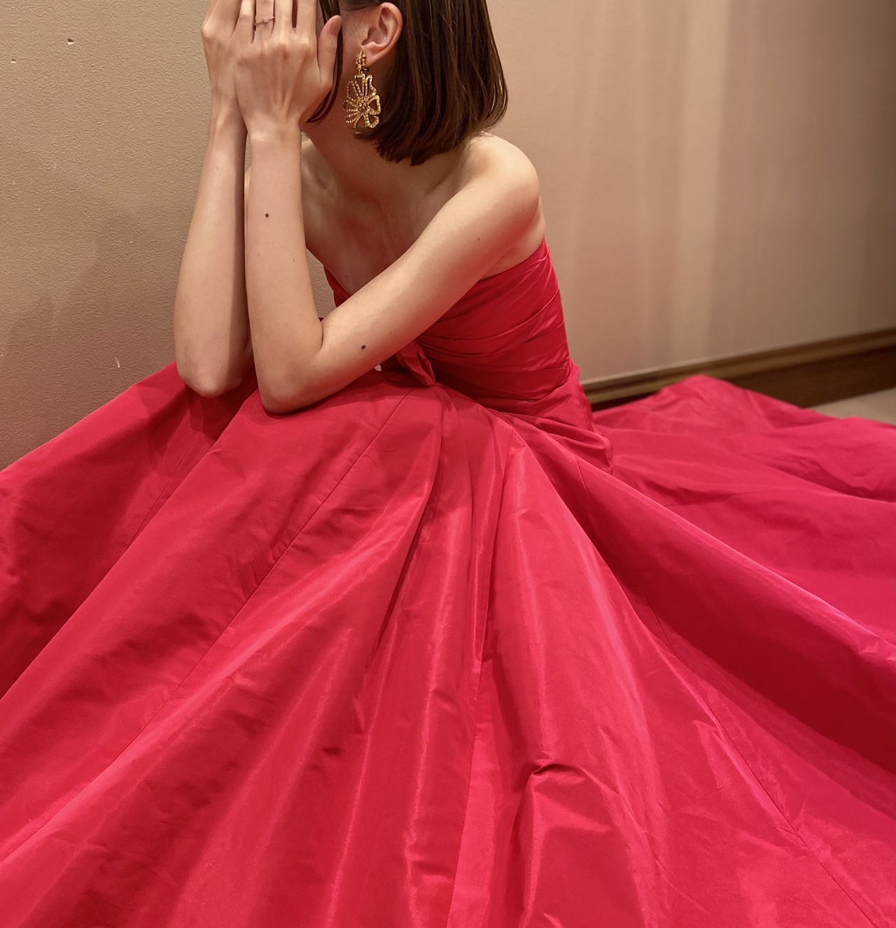 ウィズザスタイルのダイニングのパーティーでは、鮮やかな赤のカラードレスがぴったり