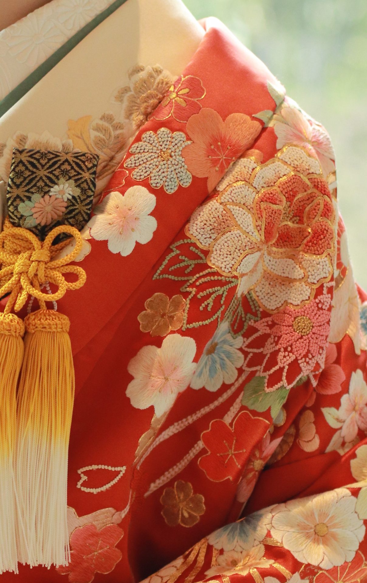 パレスホテル東京におすすめの赤の色打掛、相良刺繍で施された四季の花柄が施されており圧巻の美しさです