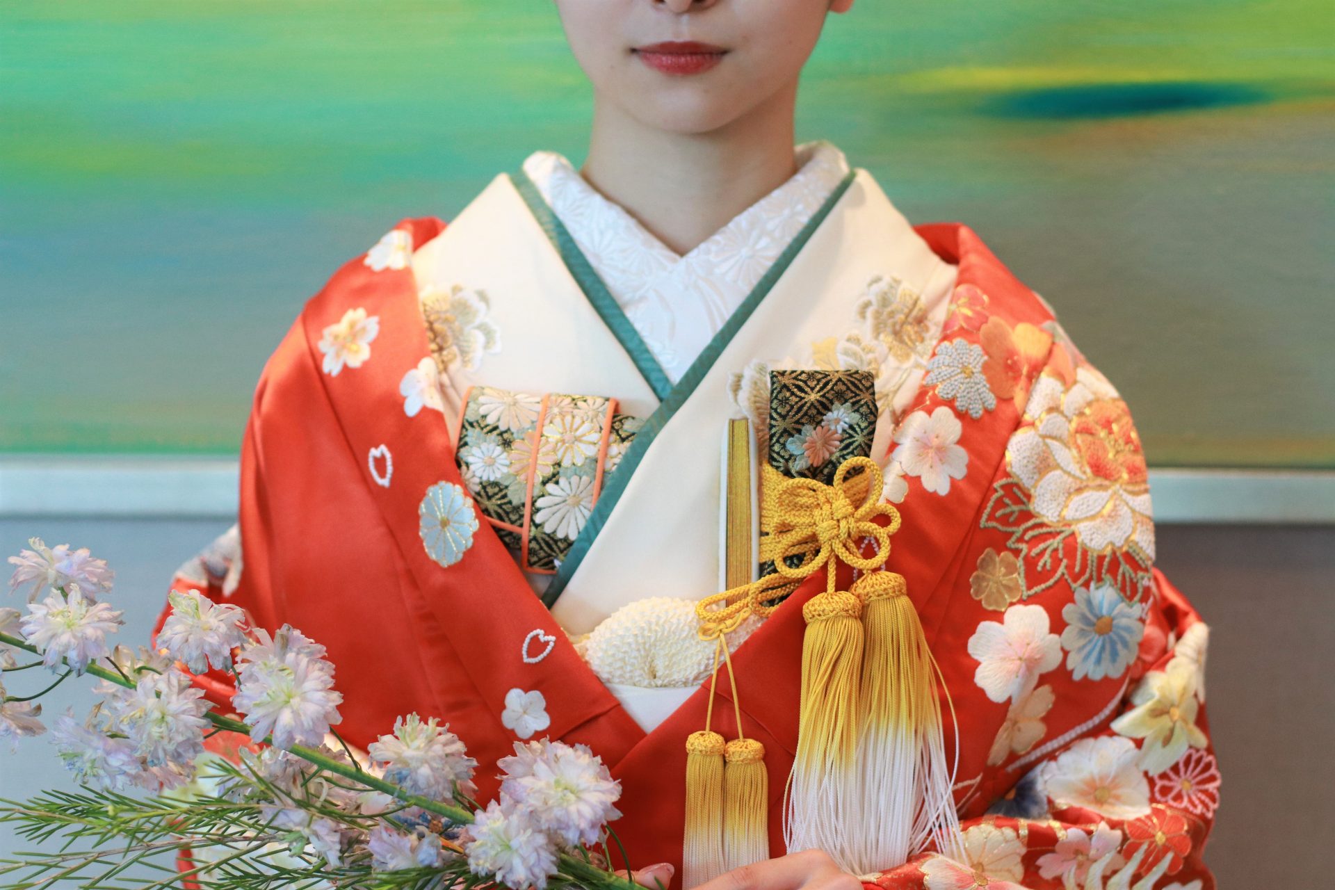 パレスホテル東京のアートに映える色打掛、水と空をモチーフにした油絵を背景に撮影した一枚は刺繍で描かれた四季の花々をより美しく引き立てます