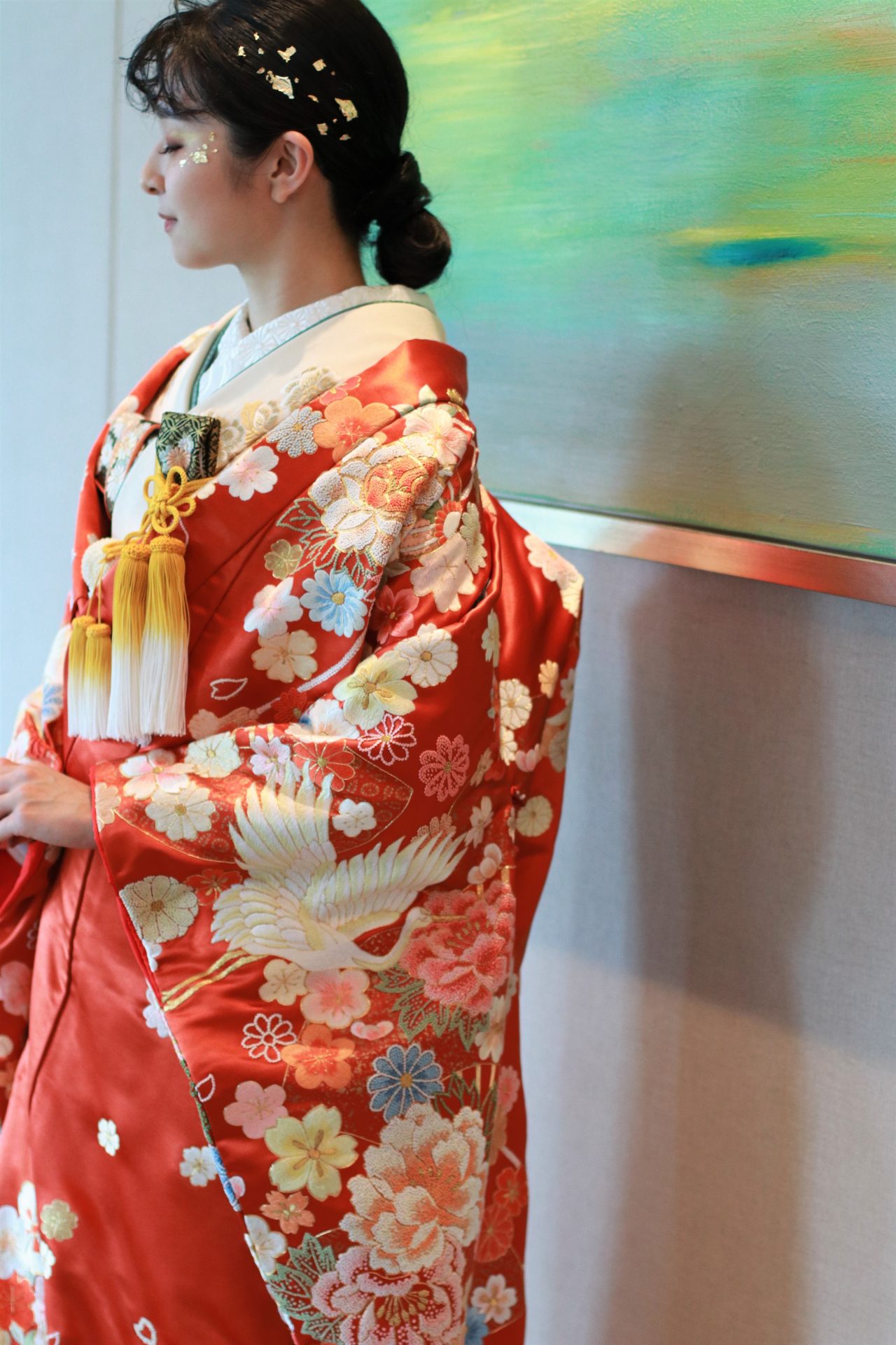 パレスホテル東京のアートに映える色打掛、水と空をイメージしたアートに映る色打掛はまるでその中の鶴や花たちに命を吹き込まれたよう