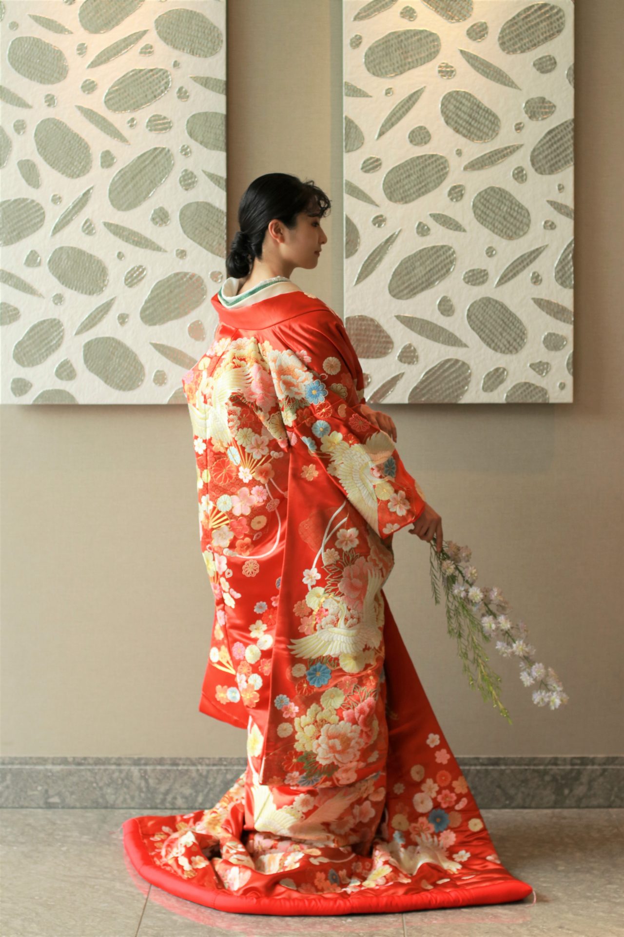 パレスホテル東京のアートに映える色打掛、シルバーのモダンアートの前に姿を重ねれば伝統的な着物姿もモダンな印象に