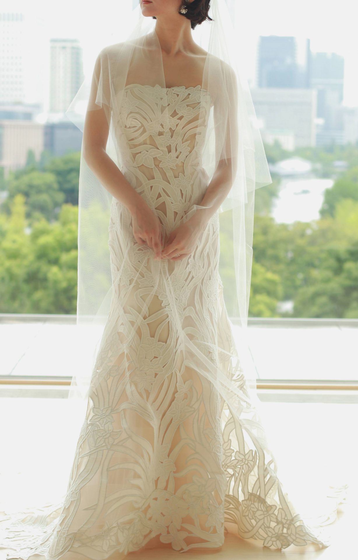 パレスホテル東京のチャペルには、マーメイドラインのウェディングドレスにロングベールをあわせて、自然光を取り入れたコーディネートがおすすめです