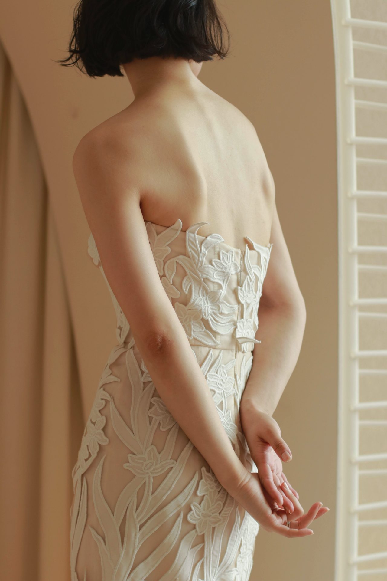 Oscar de la Rentaの2021ブライダルコレクションより入荷した新作ドレスは、大振りなレースが印象的なモダンなデザインです