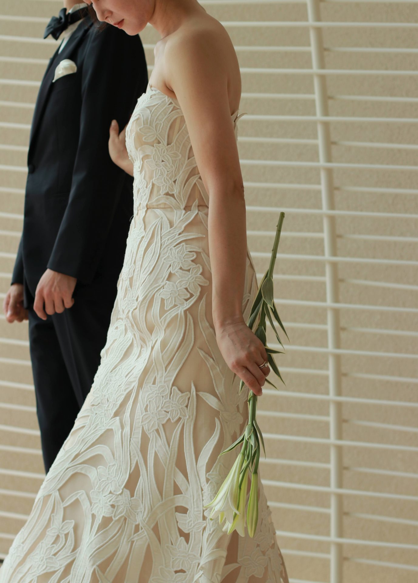 チャペルのバージンロードを歩く新郎新婦は、タキシードとウェディングドレスに身を包み、参列者に見守られながら誓いの場へと足を進めます