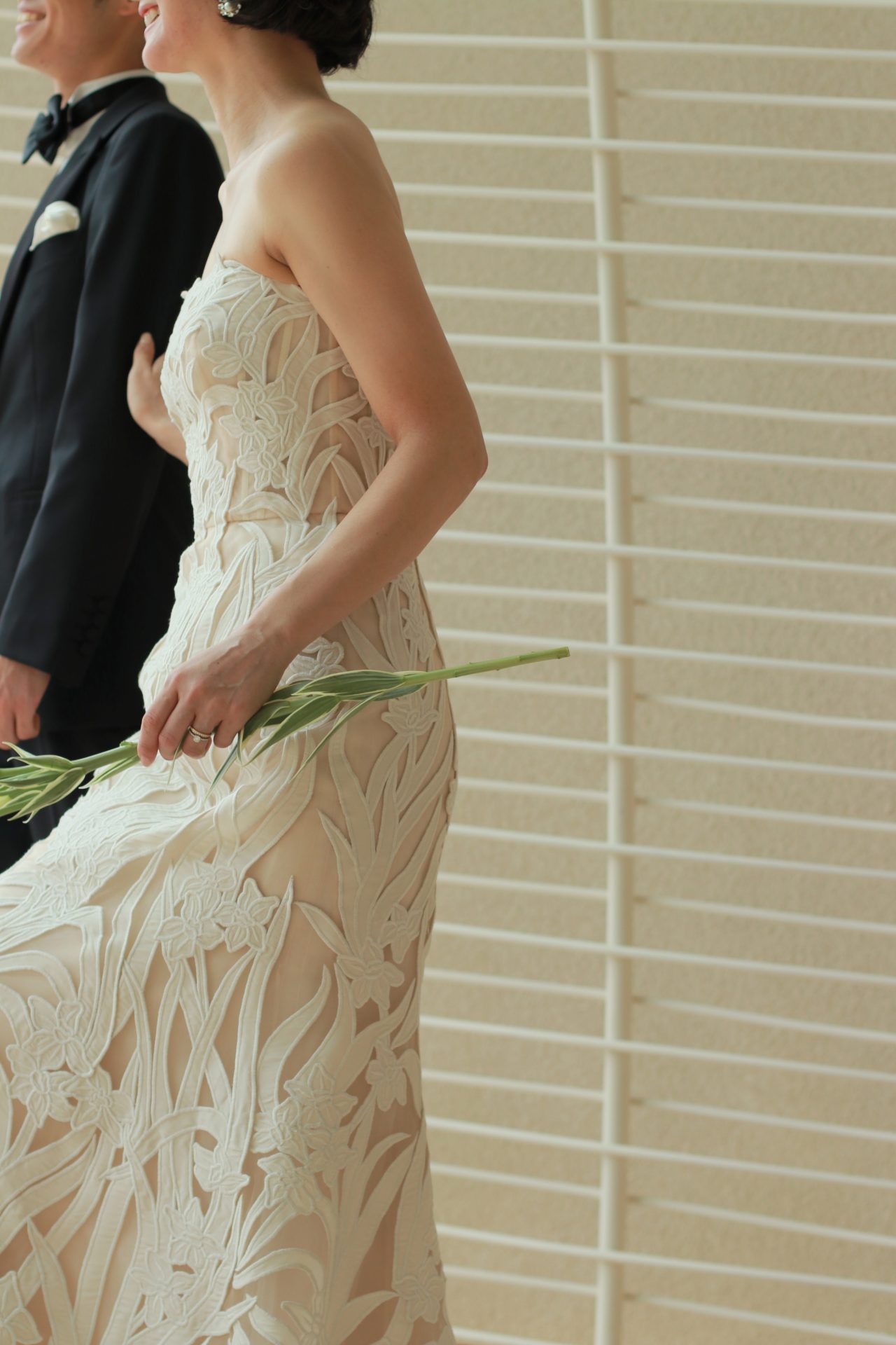 結婚式に欠かせない花嫁の左手薬指に光る結婚指輪が、ウェディングドレス姿に華を添えます