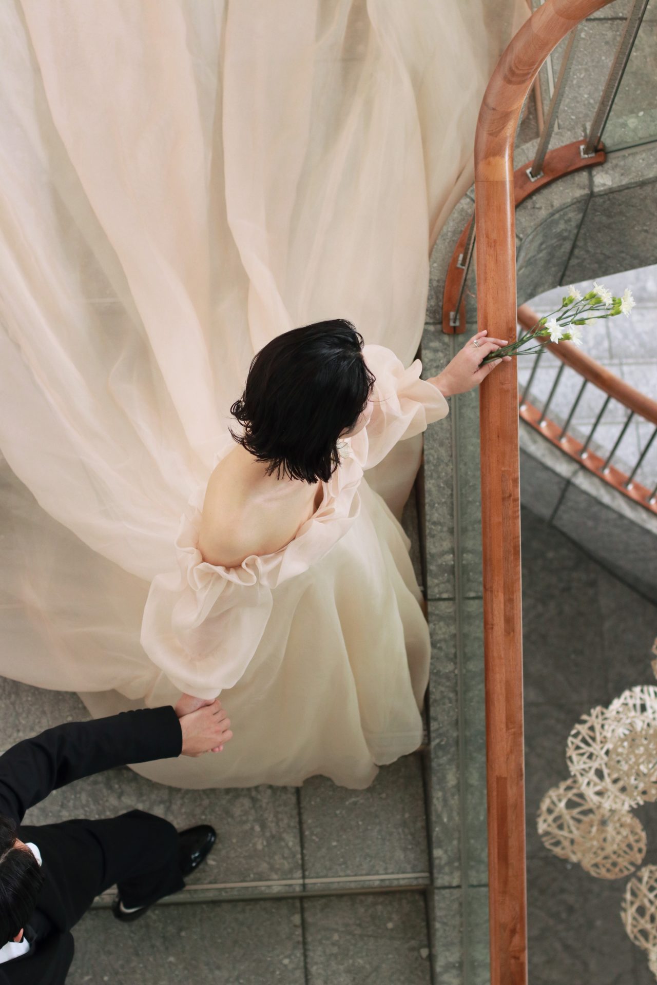 前撮りにもオススメなパレスホテル東京の大理石の螺旋階段では、タキシード姿の新郎に手を引かれ新婦が歩みを進めるような、ロマンティックな写真が残せます