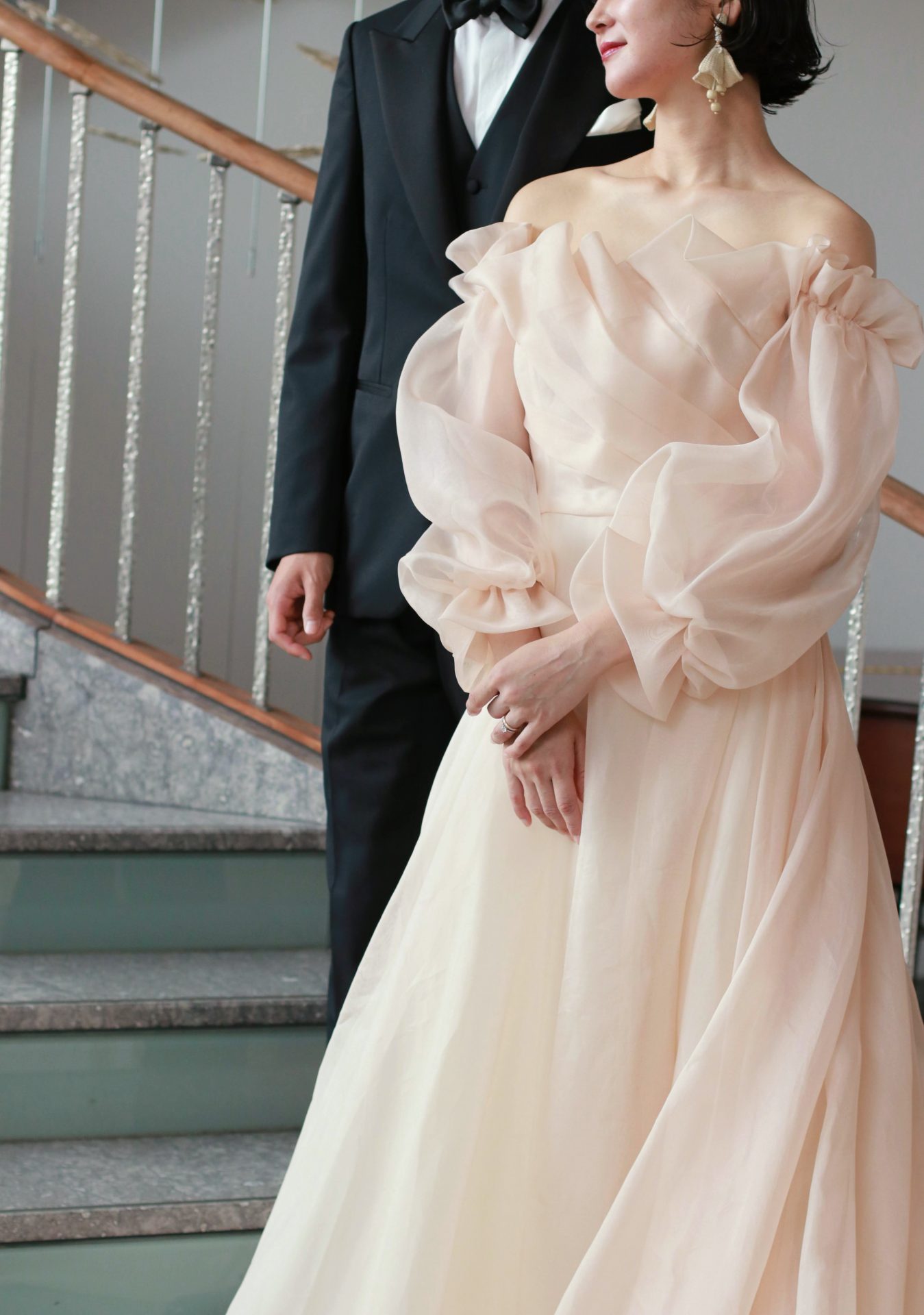 冬や春の結婚式をご予定されている花嫁様にお勧めのウェディングドレスは、透明感のあるパフスリーブが軽やかな、Monique Lhuillierの新作ドレスです