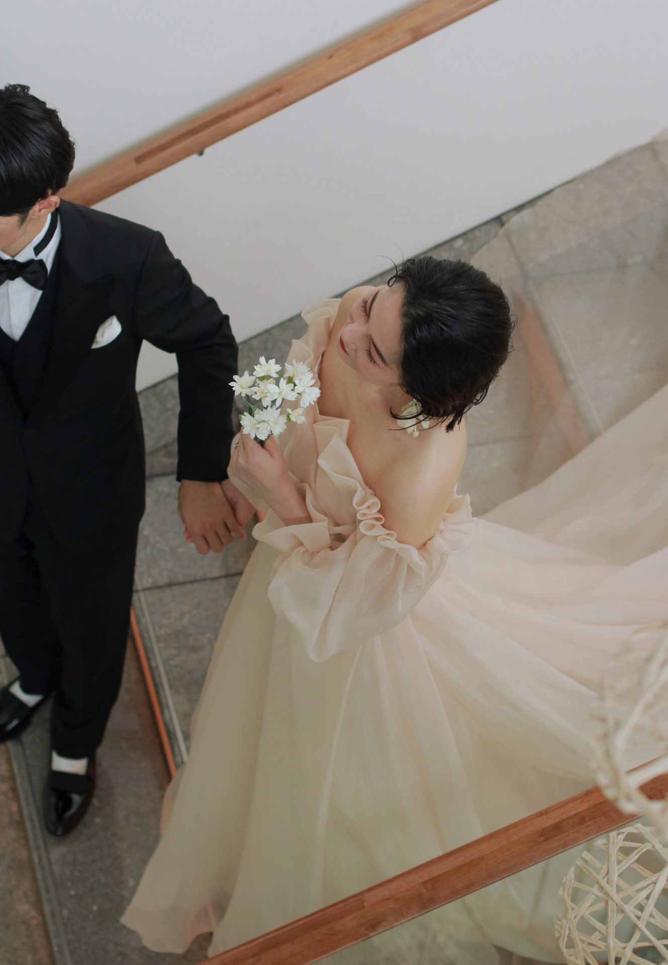 お洒落花嫁に人気のモニークルイリエより、ザトリートドレッシングアディション店に届いた新作ドレスは、オフショルダーデザインのAラインのウェディングドレスです