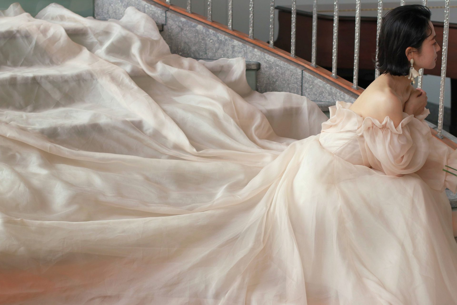 パレスホテル東京での前撮りをお考えの方には、大階段や螺旋階段でトレーンを大きく広げたウェディングドレス姿のお写真がおすすめです